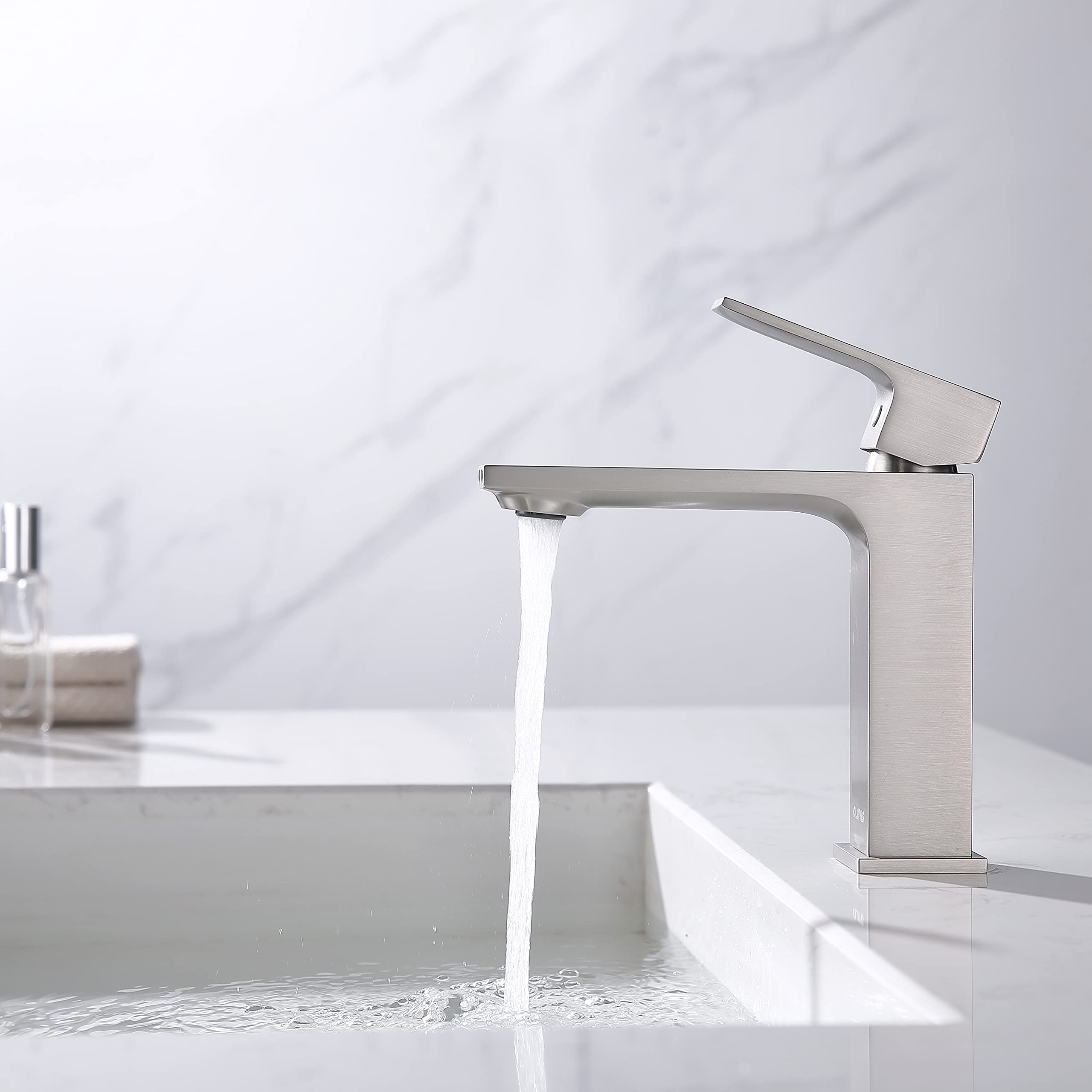 Robinet de lavabo à poignée unique mitigeur eau chaude froide et bonde escamotable nickel brossé