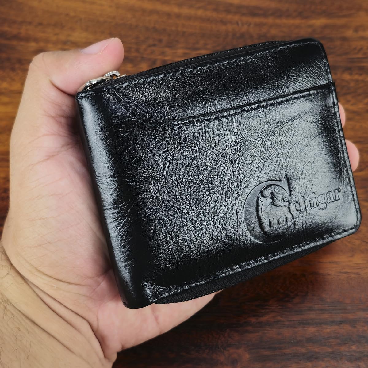 Carteira Com Zíper Masculina De Couro Legítimo RG CNH Cédulas Moedas Cartões Antifurto Proteção RFID em promoção! Veja a oferta e mais achadinhos de Carteiras & Cintos 3 Hoje é o melhor dia para comprar Carteira Com Zíper Masculina De Couro Legítimo RG CNH Cédulas Moedas Cartões Antifurto Proteção RFID com aquele preço maroto! Promoção! Aproveite a oferta! 3