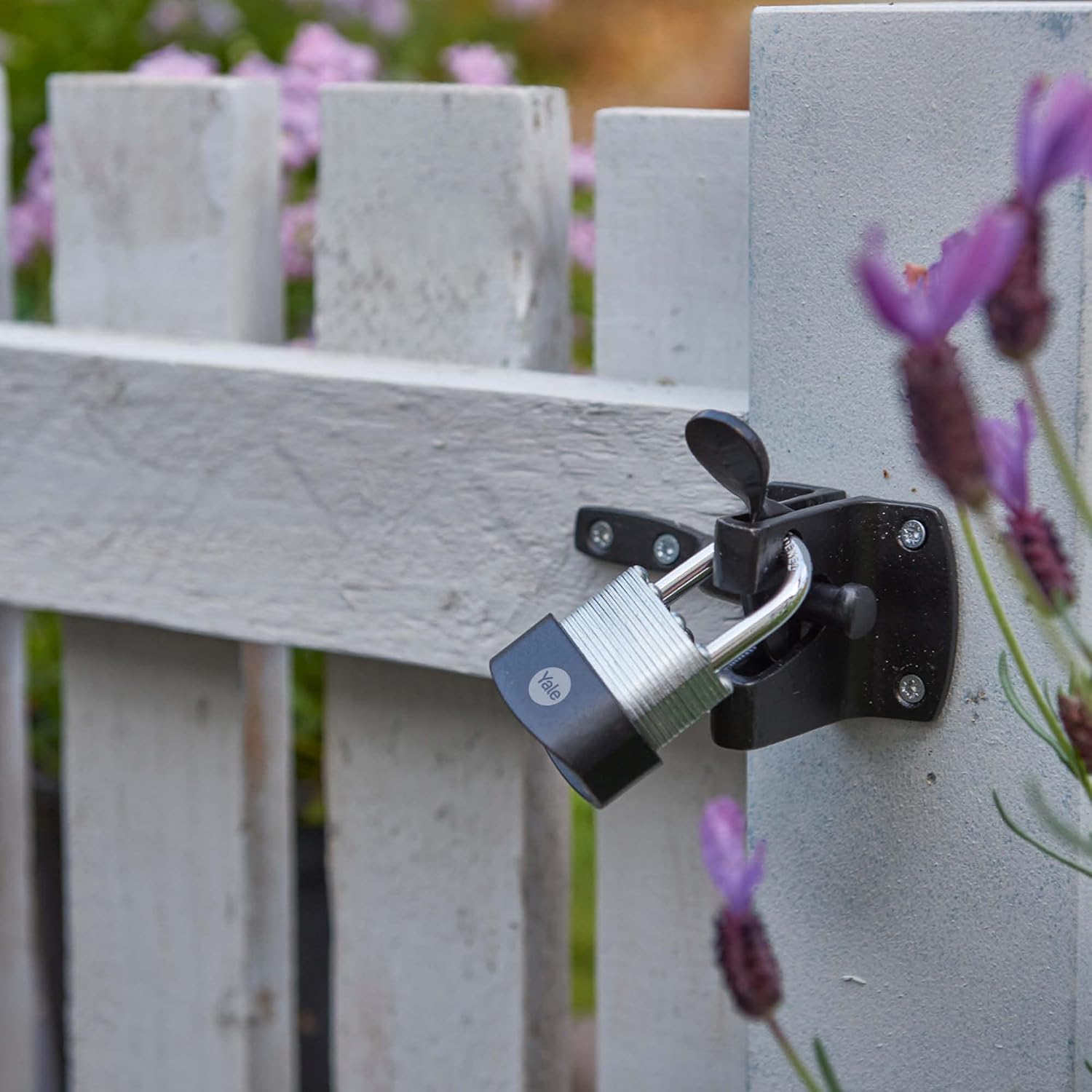 Yale Y125B/40/122/1 - Laminated Steel Padlock (40 mm) - Outdoor Hardened Steel Shackle Lock for Shed, Gate, Chain - 3 Keys - High Security