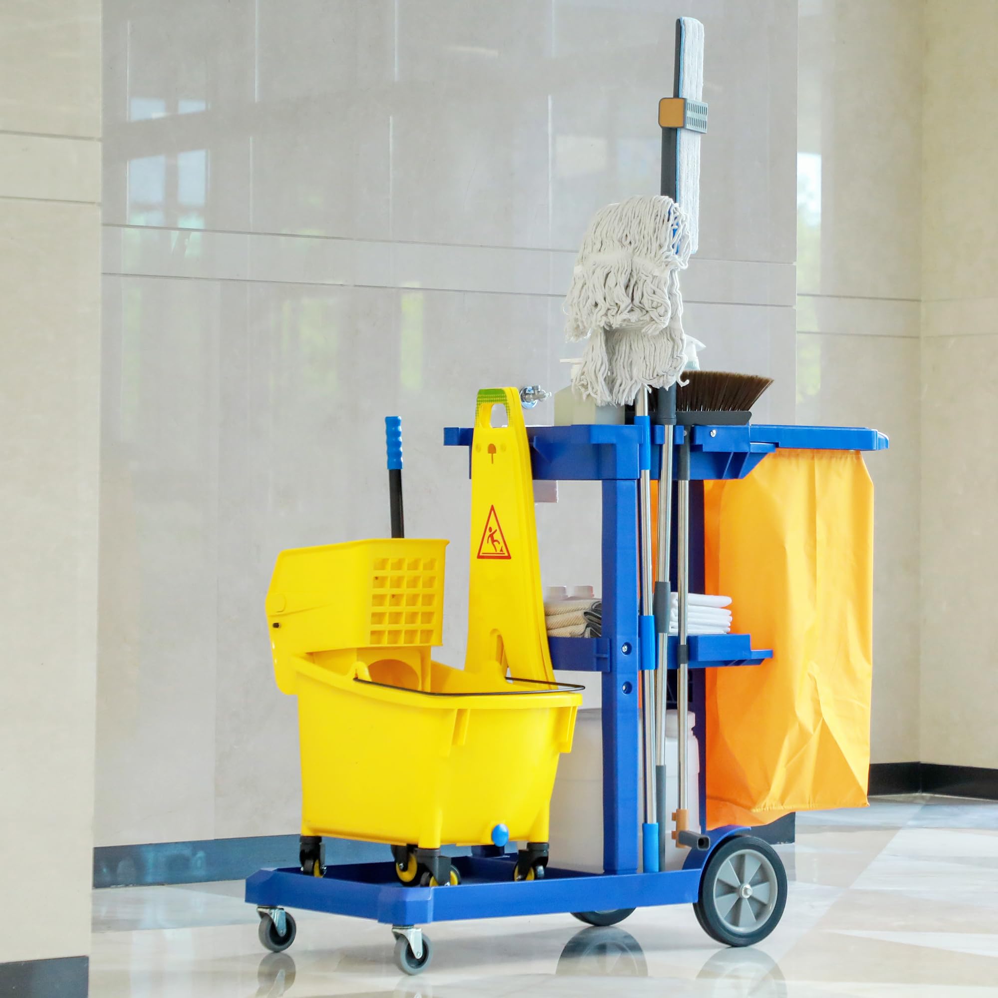 HOMCOM Chariot de nettoyage professionnel avec 3 étagères avec crochets pour balai et sac de 100L, Chariot à roulettes en plastique polyvalent pour l'hôtel, l'hôtellerie et la restauration,