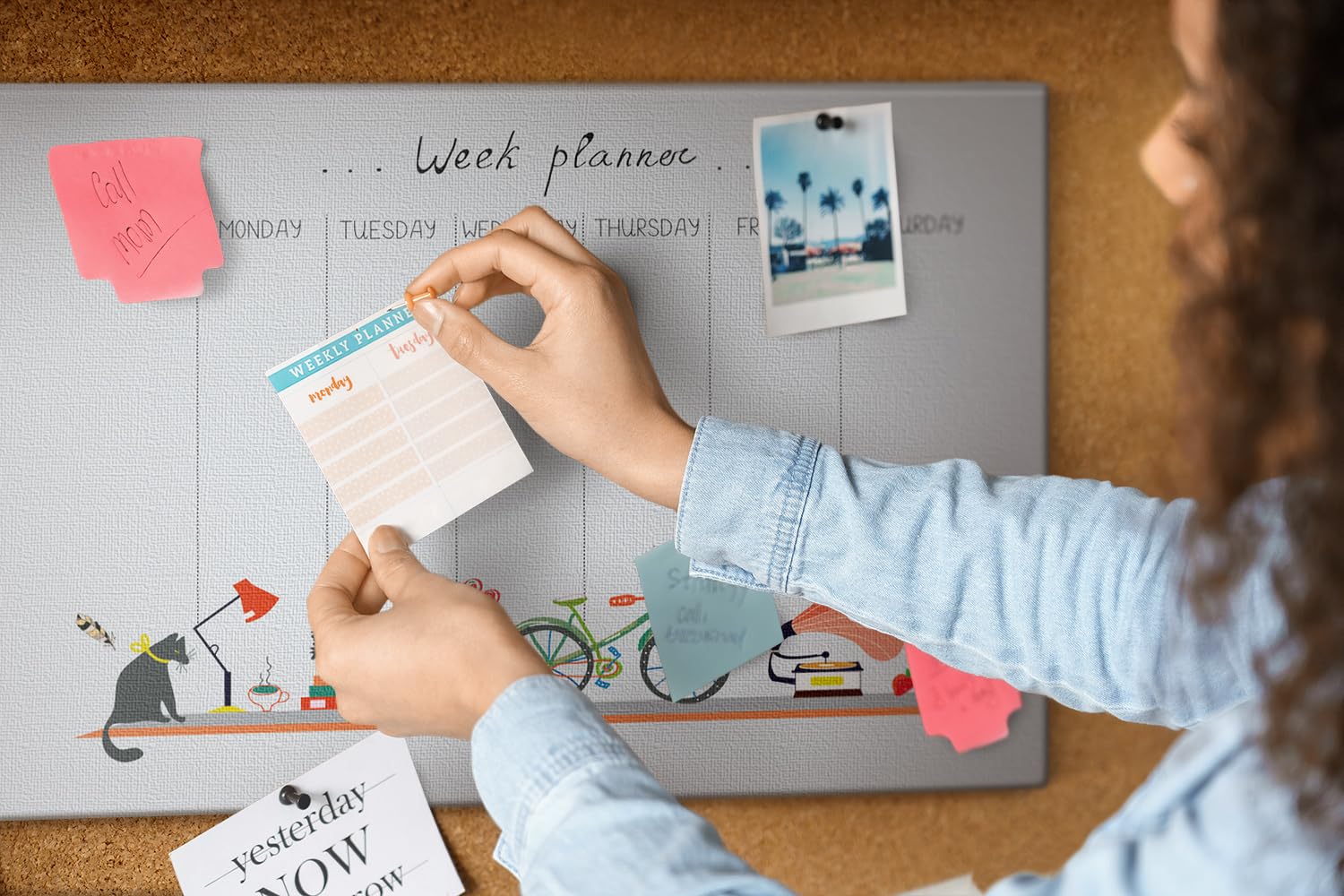 Pinnwand Korkmaterial Set inkl. Stecknadeln | Funktionale Infotafel für Büro, Schule, Küche | Organisation von Aufgaben, Notizen, Terminen, Fotos, Projekten 60x40 - metallisch - Wochenplaner