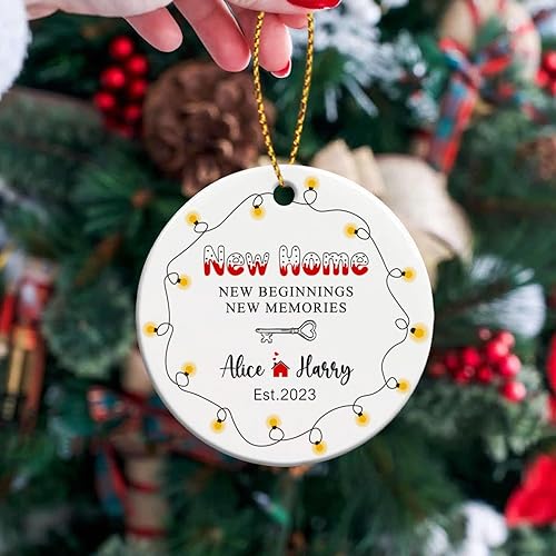 Vista 76 de Adorno de cerámica personalizado para la primera Navidad en nuestro nuevo hogar 2025, regalo de recuerdo de casa para parejas de recién casados