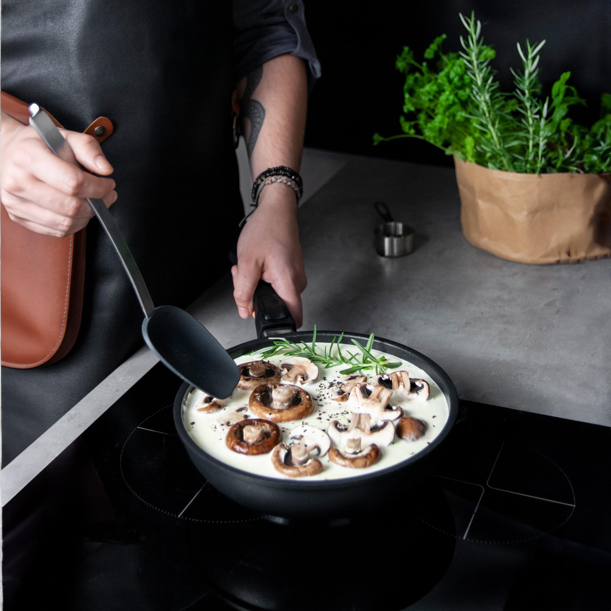 AMT Gastroguss Sauteuse/kleine Wok, 20 cm , 6 cm hoog, afneembaar handvat, niet geschikt voor inductie, Lotan® antiaanbaklaag, gietpan (aluminium gietijzer), AMZN-620-Z20B AMT Gastroguss Sauteuse/kleine Wok, 20 cm , 6 cm hoog, afneembaar handvat, niet geschikt voor inductie, Lotan® antiaanbaklaag, gietpan (aluminium gietijzer), AMZN-620-Z20B