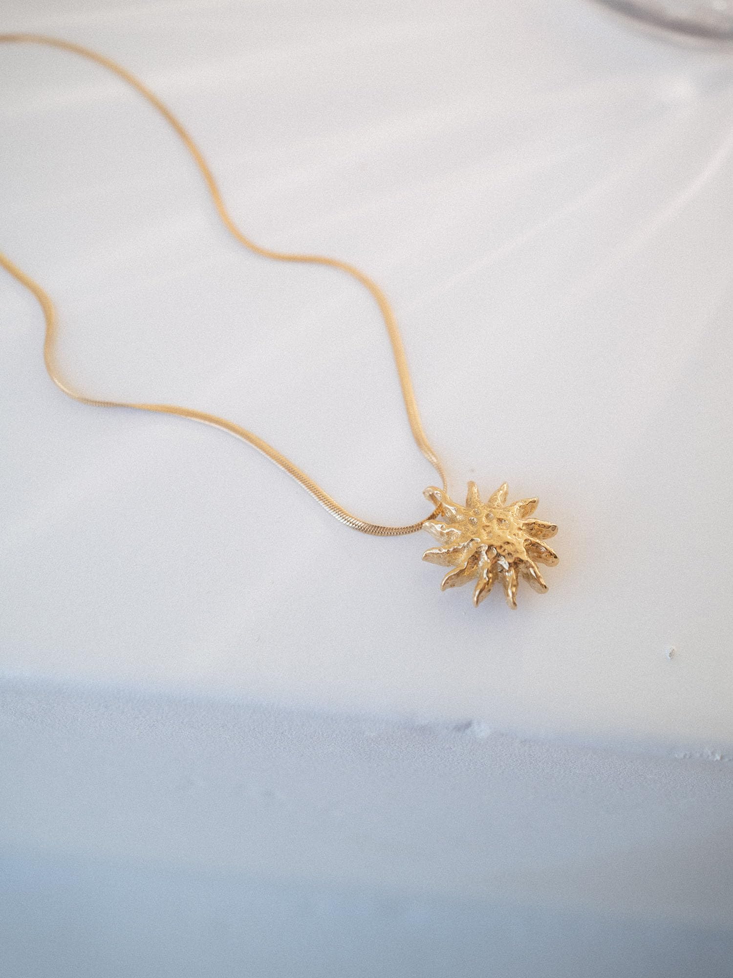 Purelei Iconic Sun - Collar de cadena de serpiente con colgante de sol, acero inoxidable chapado en oro de 14 K/18 K, 50/55 cm, cadena de símbolos, 9 g, resistente al agua y ajustable