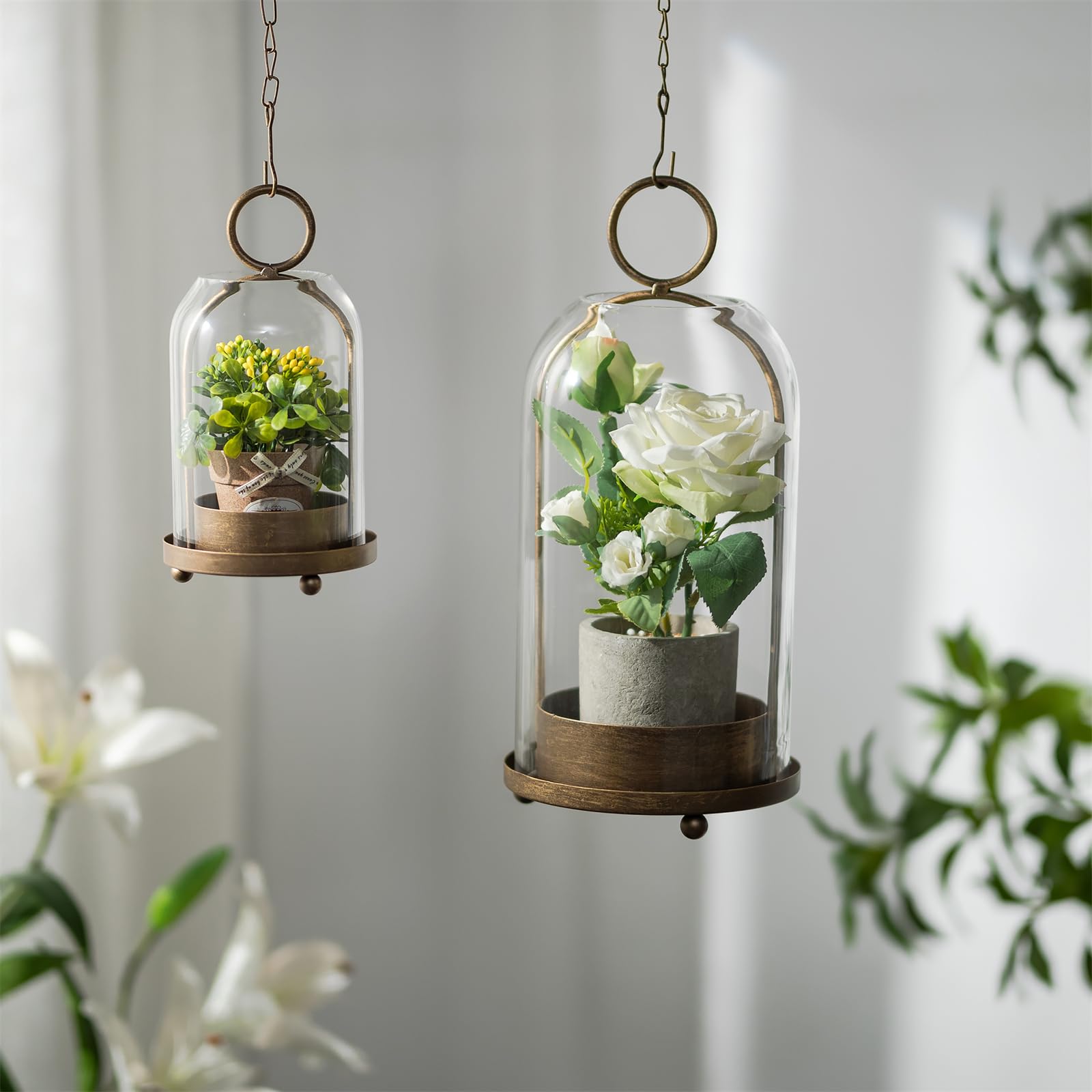 Sziqiqi Portacandele Hurricane per Candele a Colonna: Lanterna Vintage Ottone con Cupola in Vetro per Soggiorno - Set di 2 Grandi Lanterne Metalliche con Catena per Centrotavola Camino Esterno