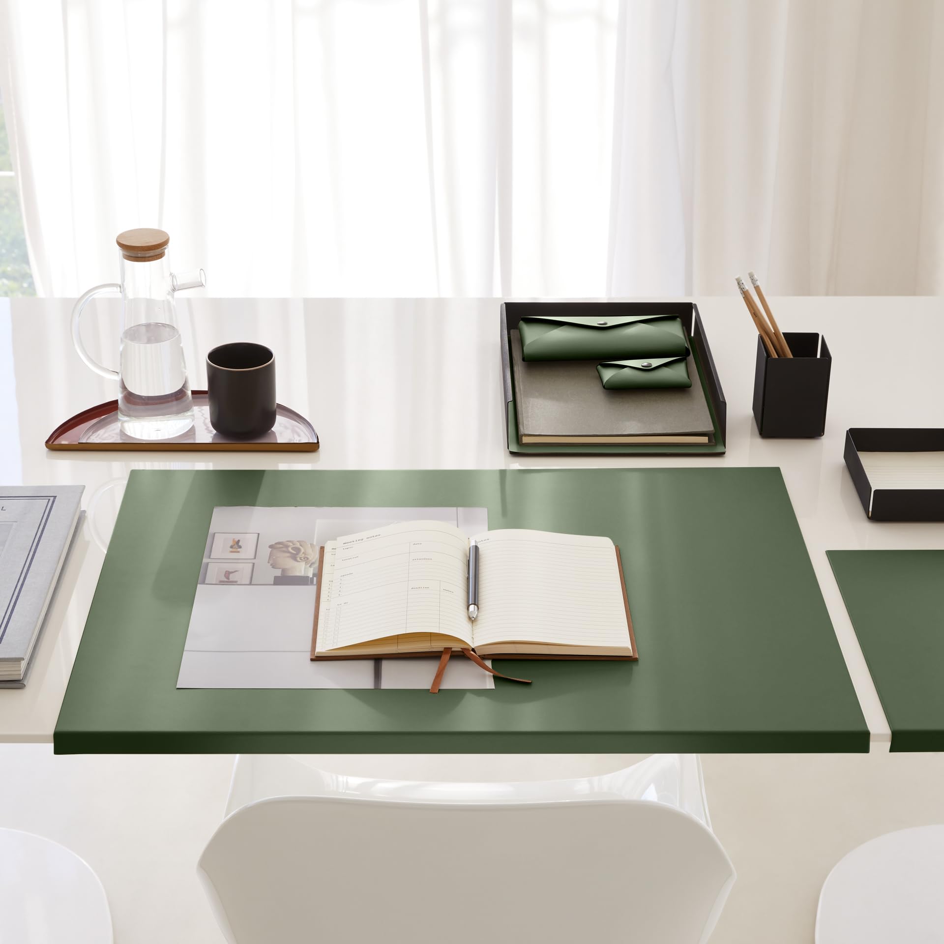 Eglooh - Moire - Set Scrivania Acciaio Nero Opaco - Fondi Interni in Cuoio Verde - 4 Pezzi: Svuotatasche, Portapenne, Porta Documenti, Porta Biglietti da Visita - Made in Italy
