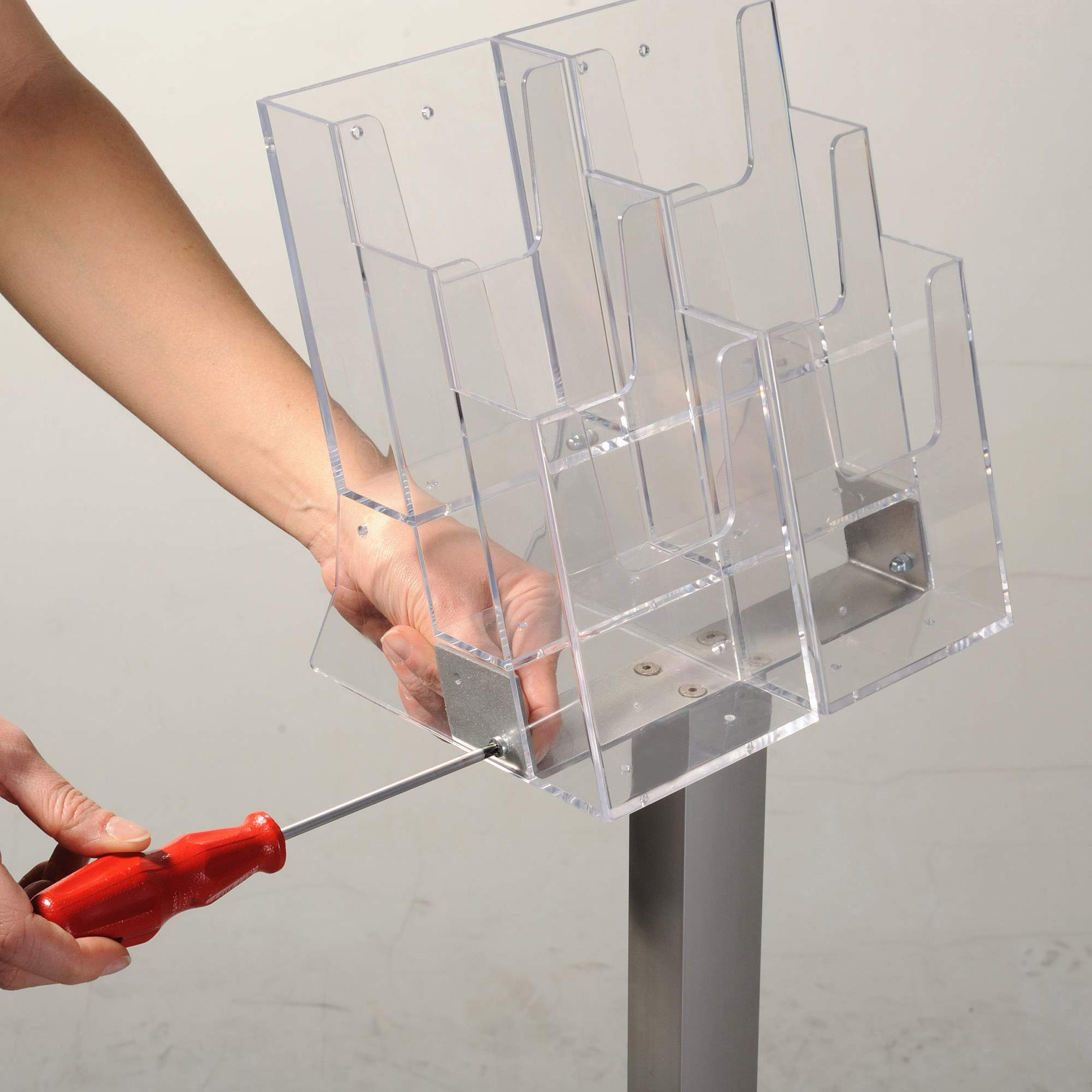 Boden-Prospektständer Pillar 6 x DIN Lang – Acrylablage auf stabilem Alu-Gestell