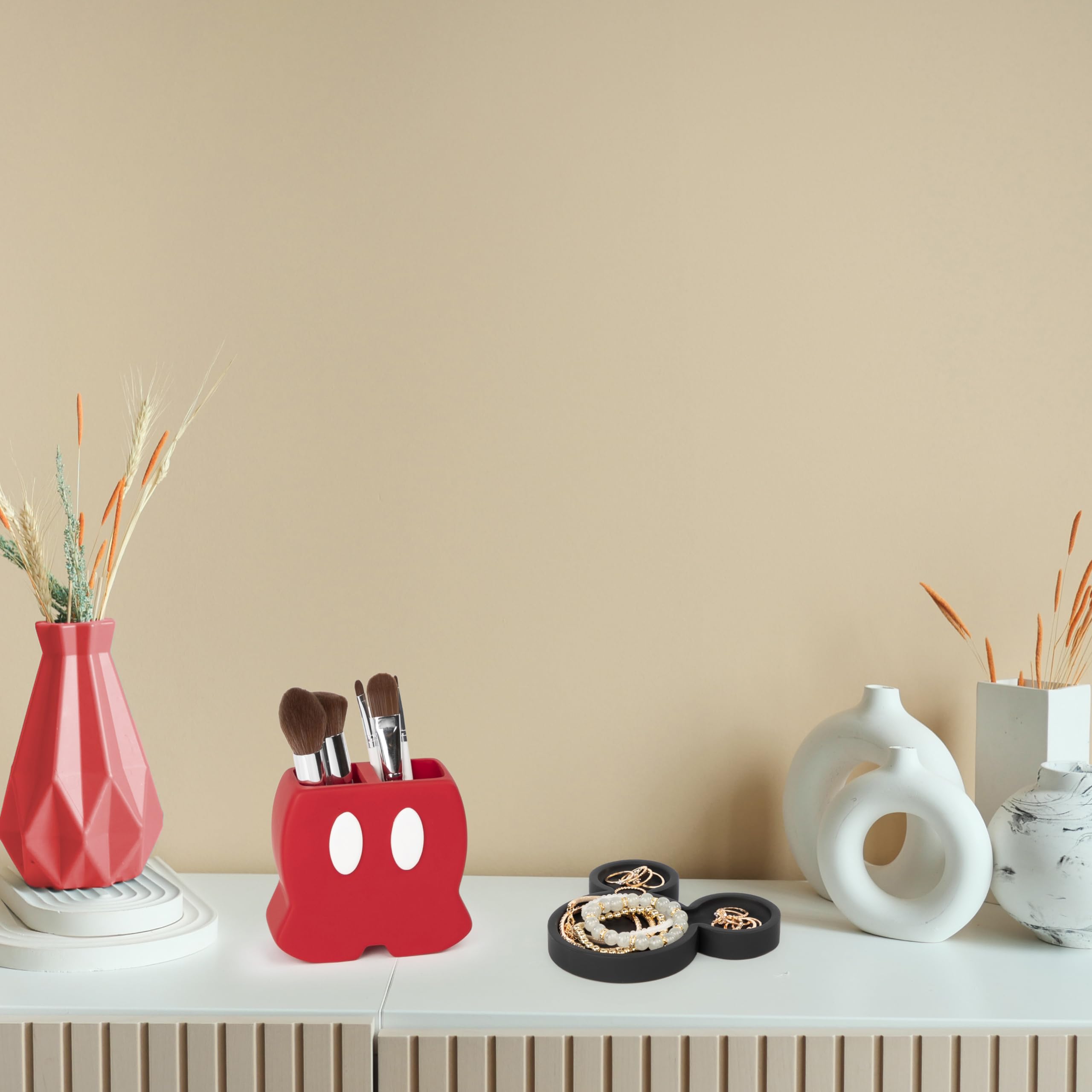 Jay Franco Disney Mickey Mouse Accesorios de baño – Juego de 2 piezas de decoración y almacenamiento de resina negra y roja, incluye soporte para cepillo de dientes y jabonera