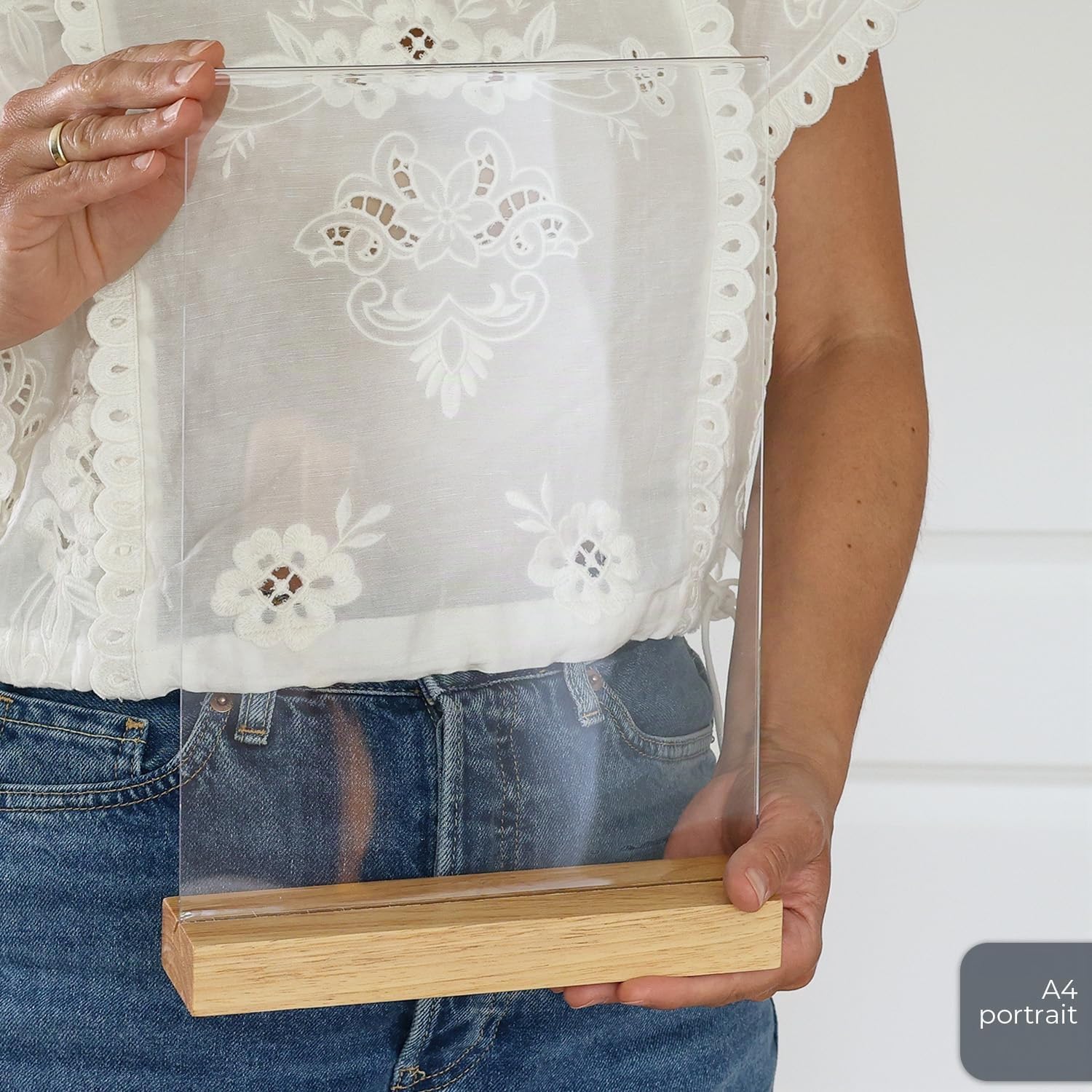 HMF 46944 Présentoir de table en acrylique avec pied en bois | Porte-affiche DIN A4 format portrait | Présentoir de buffet apéritif transparent | 20 pièces