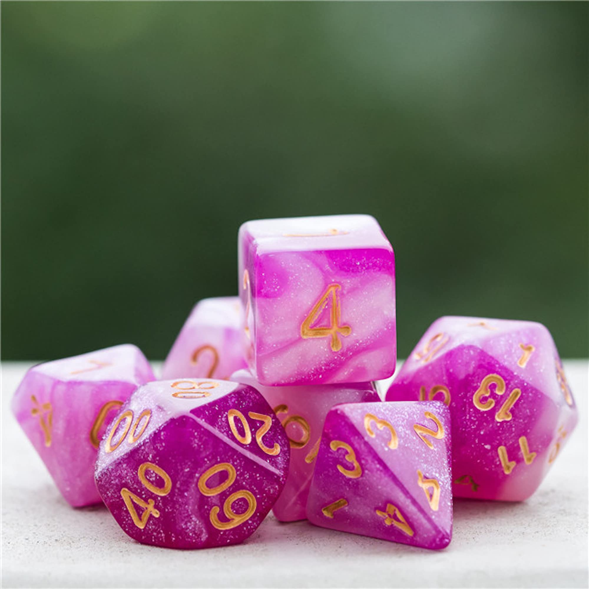 OriCraft Dés Magiques Roses DND - Dés Polyédriques Donjons Et Dragons - Set De 7 Dés En Cristal D20 Coins Tranchants