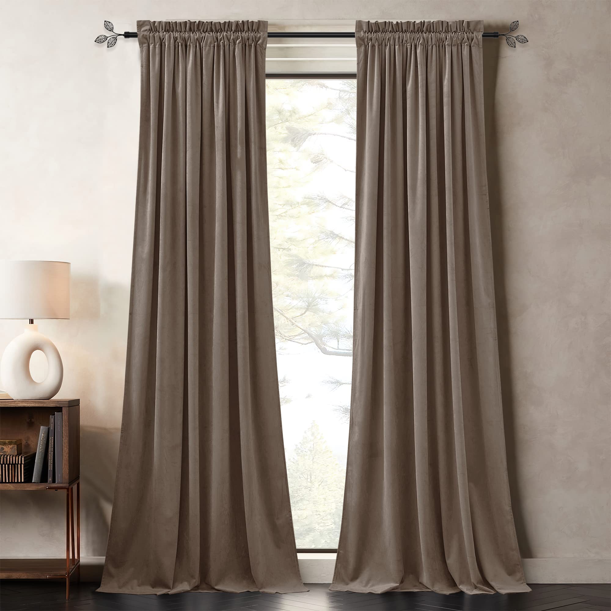 Rideaux occultants en velours champagne pour créer une ambiance cocooning dans le salon