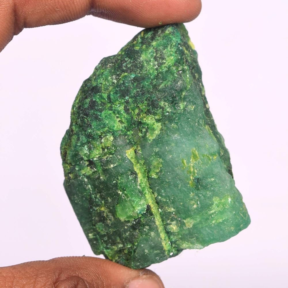 グリーンエメラルドクリスタルロット Green Emerald Crystal Giant 5,655-carat emerald crystal with 'golden green hue