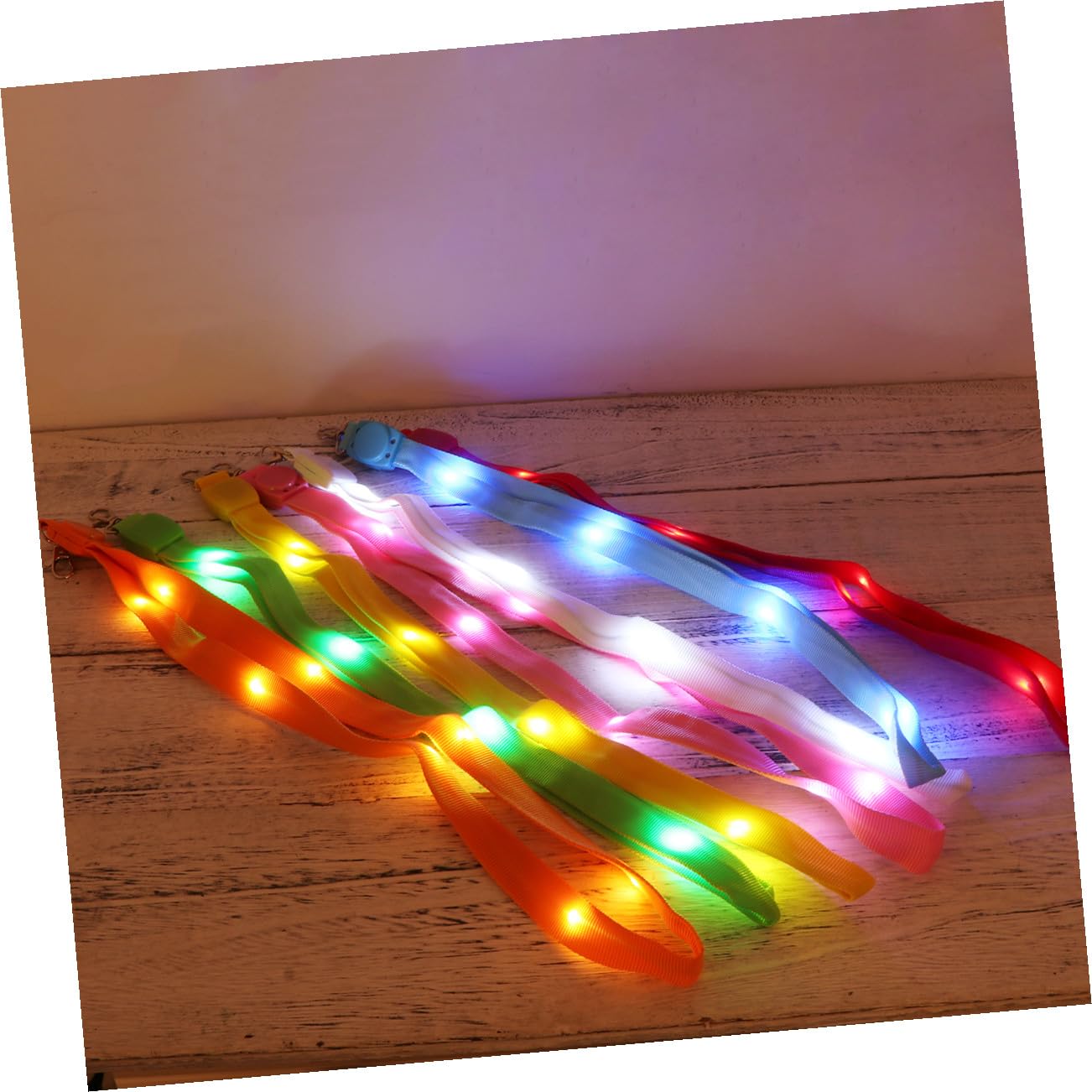 HOMSFOU LED Leuchtband Schlüsselanhänger für Weihnachtsfeiern aus Nylon 7 Stück in Verschiedenen Farben mit Kartenhalter und Schlüsselband Zufällige Farbe für Schüler und Büroangestellte