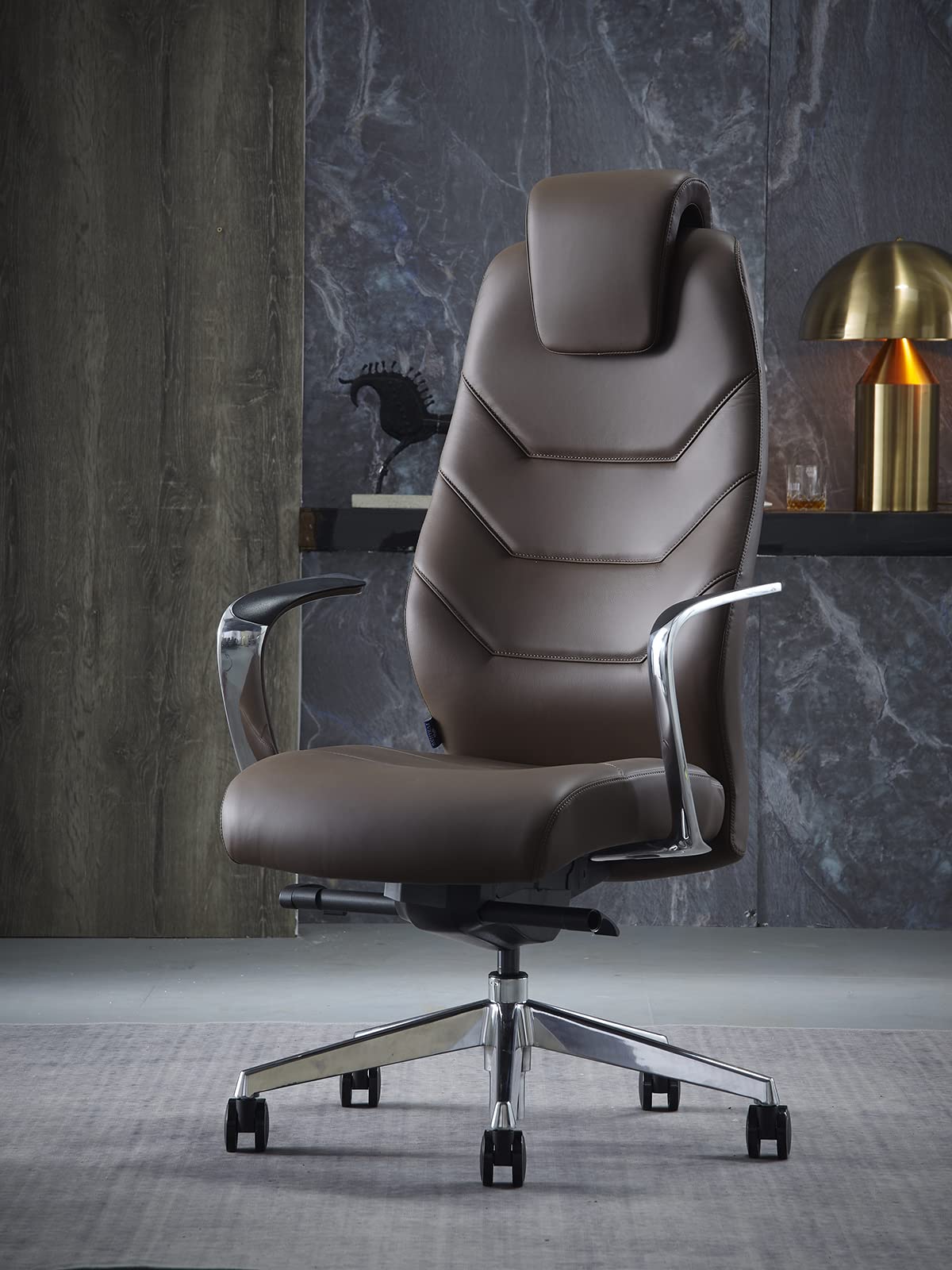 Silla de oficina de piel auténtica con respaldo alto, base giratoria de aluminio, mecanismo reclinable ergonómico, piel auténtica, color marrón oscuro