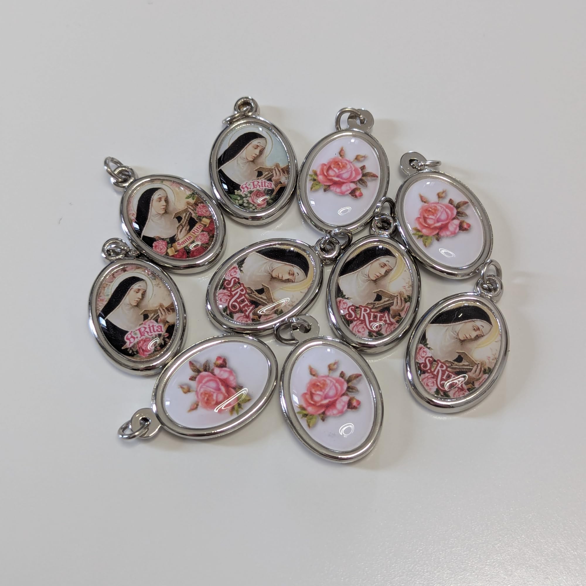 OVUNQUE PROTEGGIMI Medaglia di Santa Rita da Cascia, Medagliette Ovali 3 cm, Bifacciale con Immagine di Santa Rita e Rosa sul Retro, Ciondolo Devozionale Sacro, Idea Regalo Religiosa