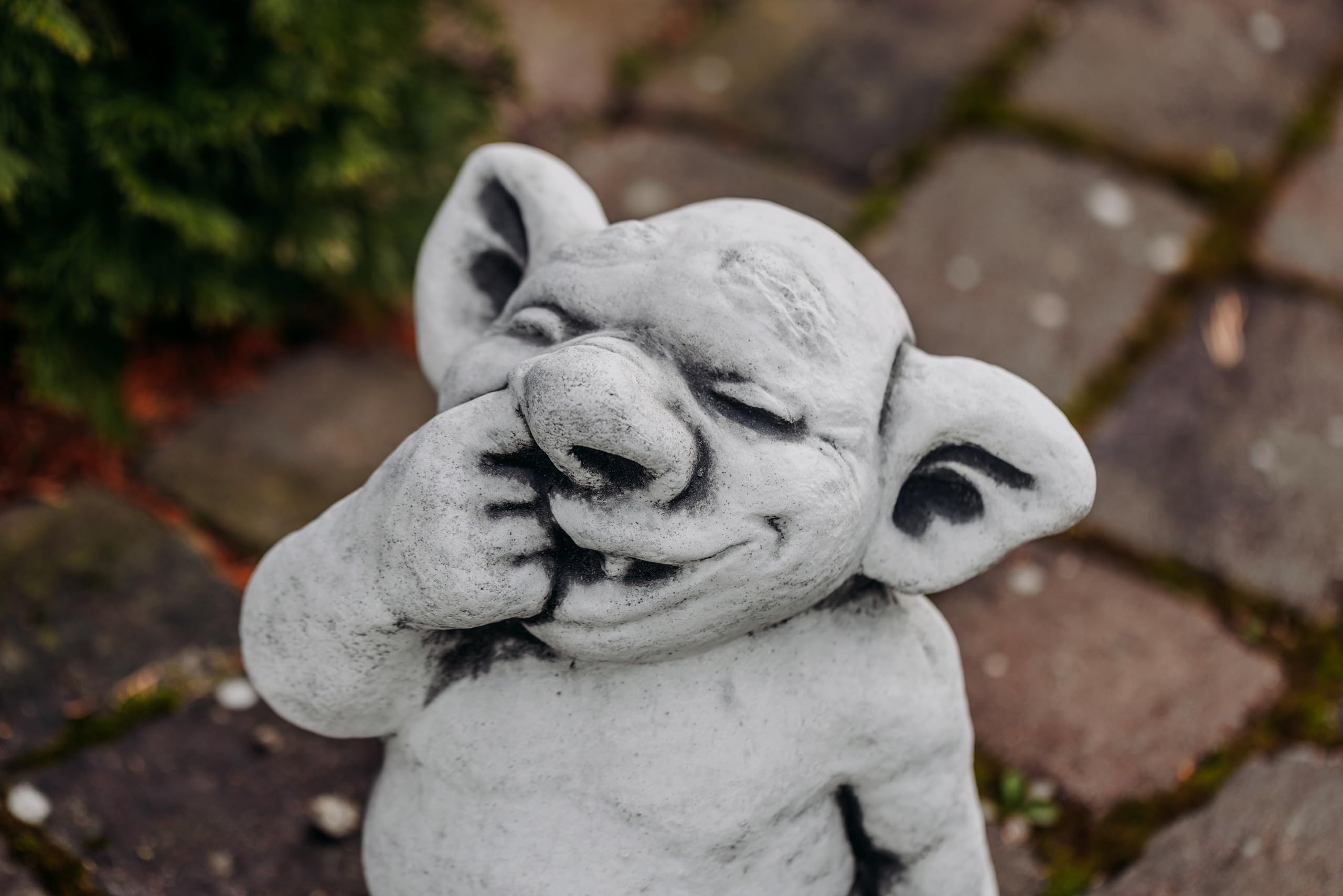 gartendekoparadies.de Lustiger XXL Riesen Troll Figur mit Finger in Nase, Höhe 31 cm, Stellfläche: 21 x 13 cm, Grau, 15 kg aus Steinguss Frostsicher für den Außenbereich