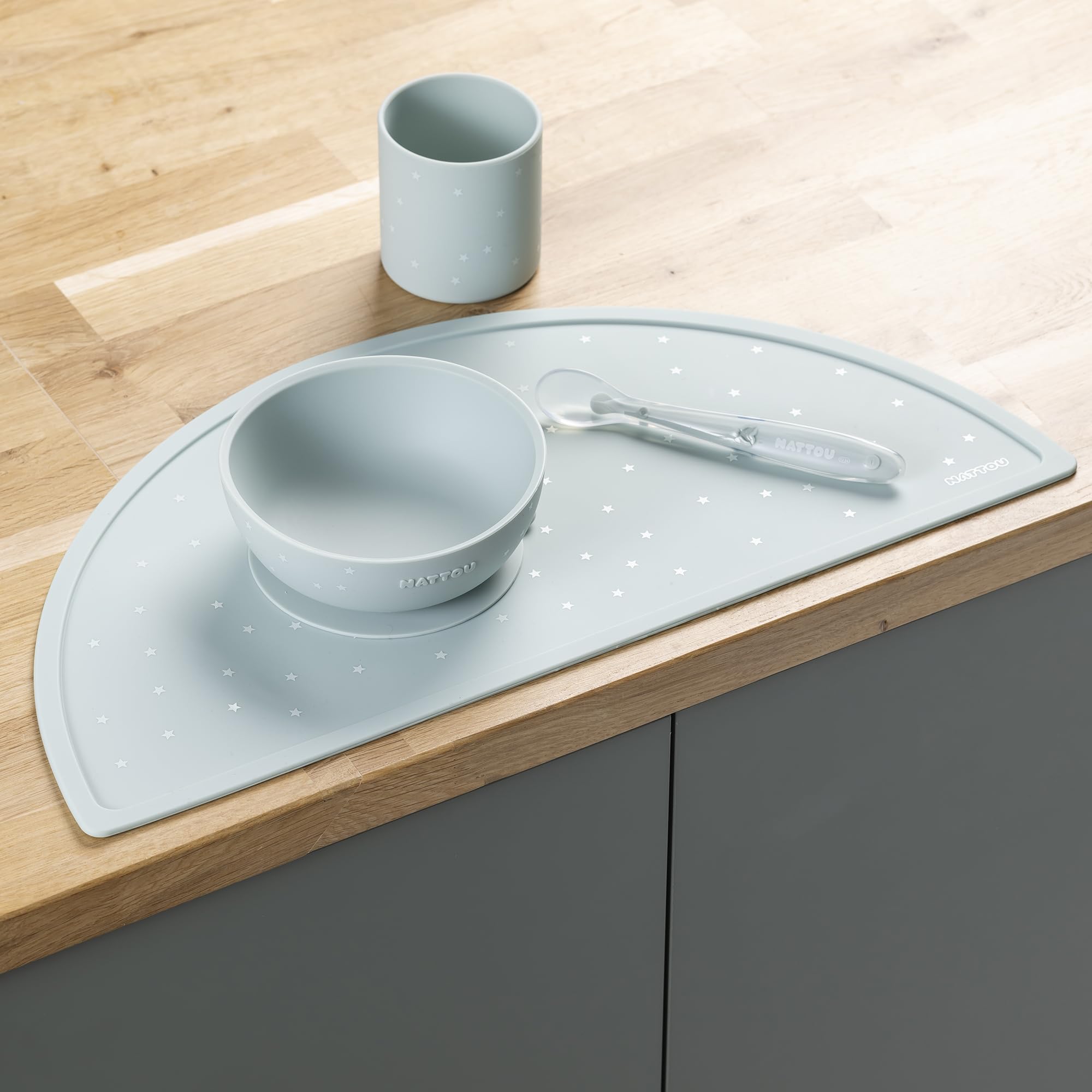 Nattou Vajilla Infantil de Silicona, 4 Piezas, 1 Cuchara, 1 Bol con Tapa, 1 Taza para Beber, 1 Mantel Individual, Sin BPA, Silicona, Verde