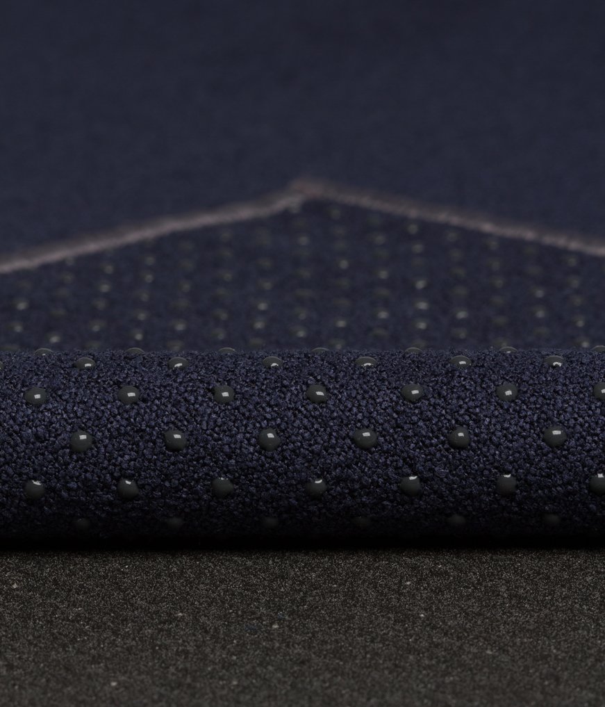 Manduka Yogitoes - Asciugamano da yoga per tappetino, antiscivolo e ad asciugatura rapida, per hot yoga, con fondo in gomma, sottile e leggero, 180 cm, colore: mezzanotte