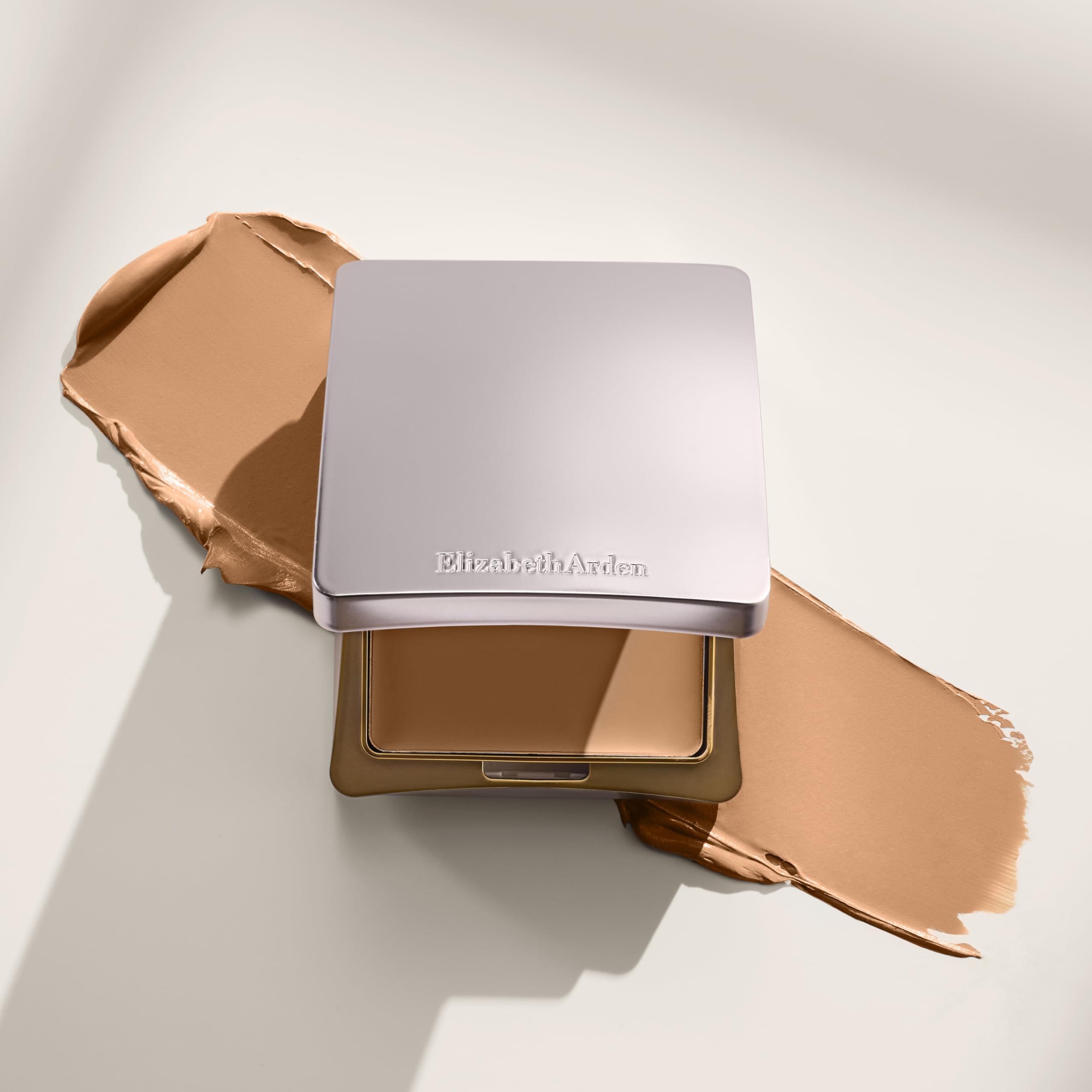 Elizabeth Arden Flawless Finish Fond de Teint Crème Compact 23 g | Couvrance modulable, fini lumineux enrichie en poudre de diamant pour un teint lissé et des imperfections floutées.