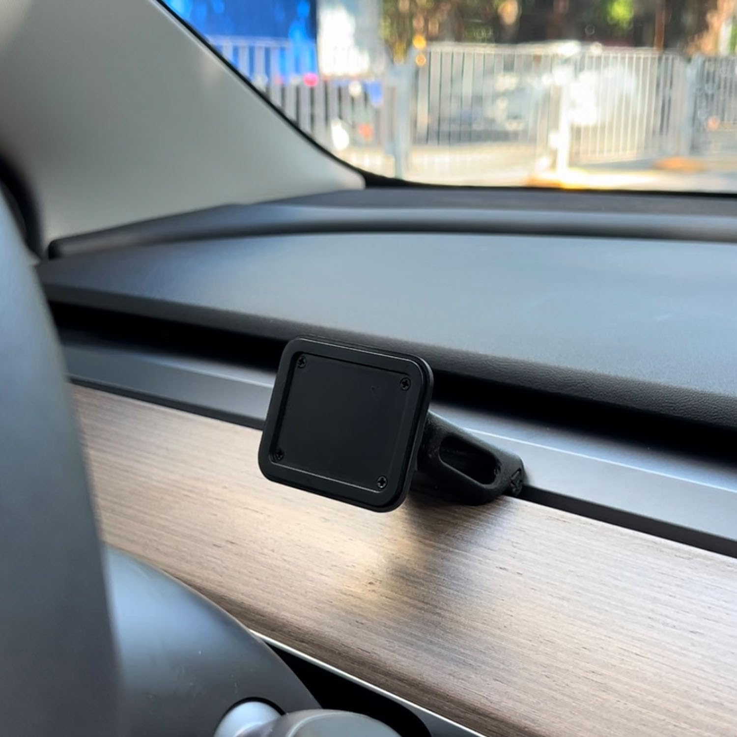 The magnetic base installed on a car dashboard, showing a secure and low-profile สิ่งที่แนบมา