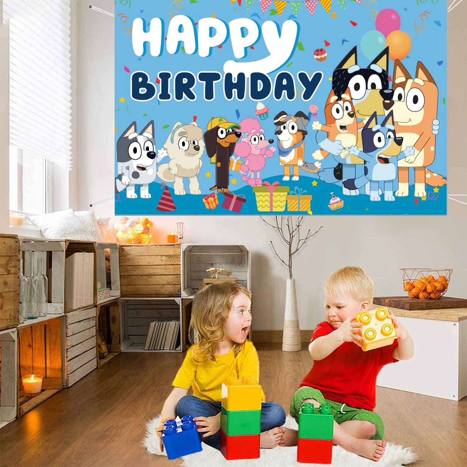 Un Mignon Garçon De Dessin Animé Avec Un Gâteau D'anniversaire Et Des Décorations De Fête