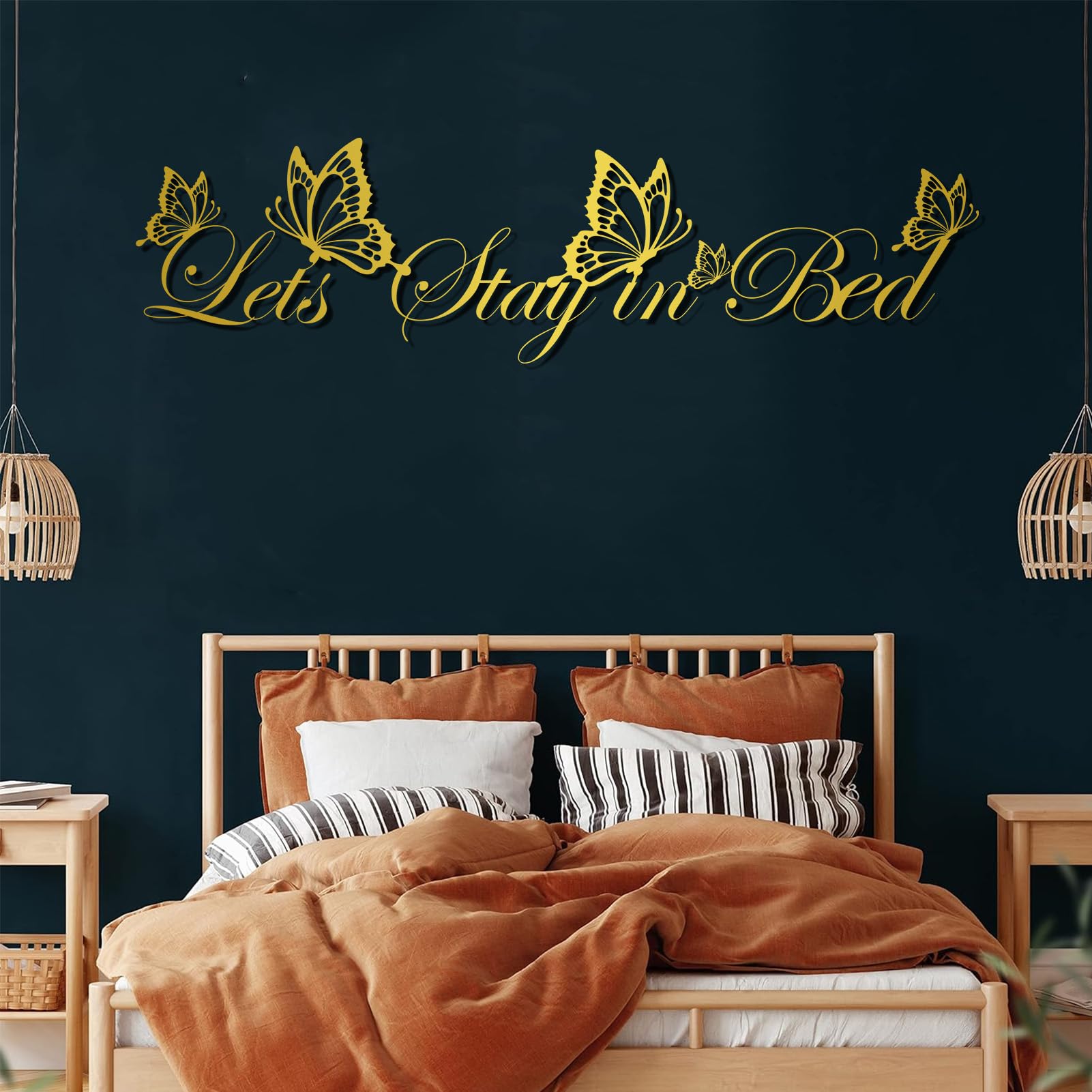 Metall-Wanddeko hängende Wandskulptur Let's Stay In Bed“ (Wortspiel mit dem Spruch Lasst Uns im Bett bleiben“) für Wohn- und Schlafzimmer Gold 76 x 20cm (30 x 8 Zoll)