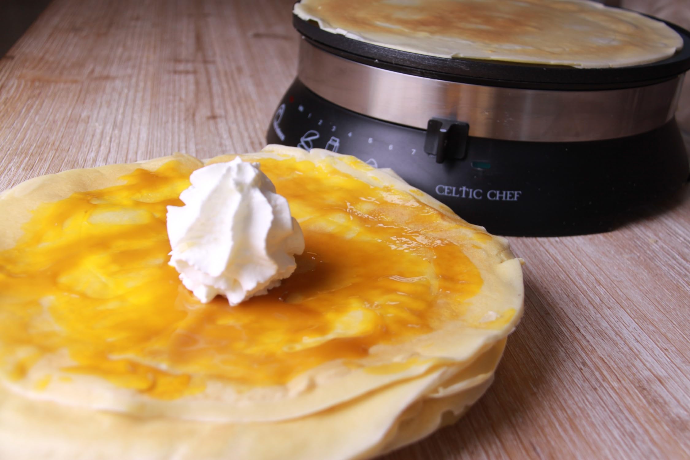LITTLE BALANCE 8538 Celtic Chef, Crepiera elettrica 3 in 1: Pancake, Tortine, Plancha, Piastra XXL Diametro 33 cm, Termostato regolabile, 1300 W, Nero