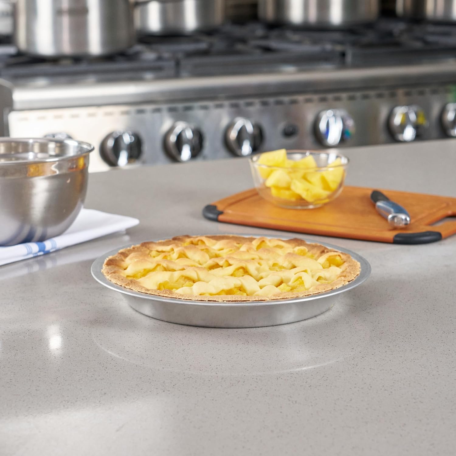 Restaurantware Aluminum Pie Pan 12 Count 9 Inch Round 1.25 Inch Deep Oven-Friendly Pie Tin, Lightweight Baking Pan, Silver Plate for Quiche, Fruit Pies, Home And Commercial Kitchens