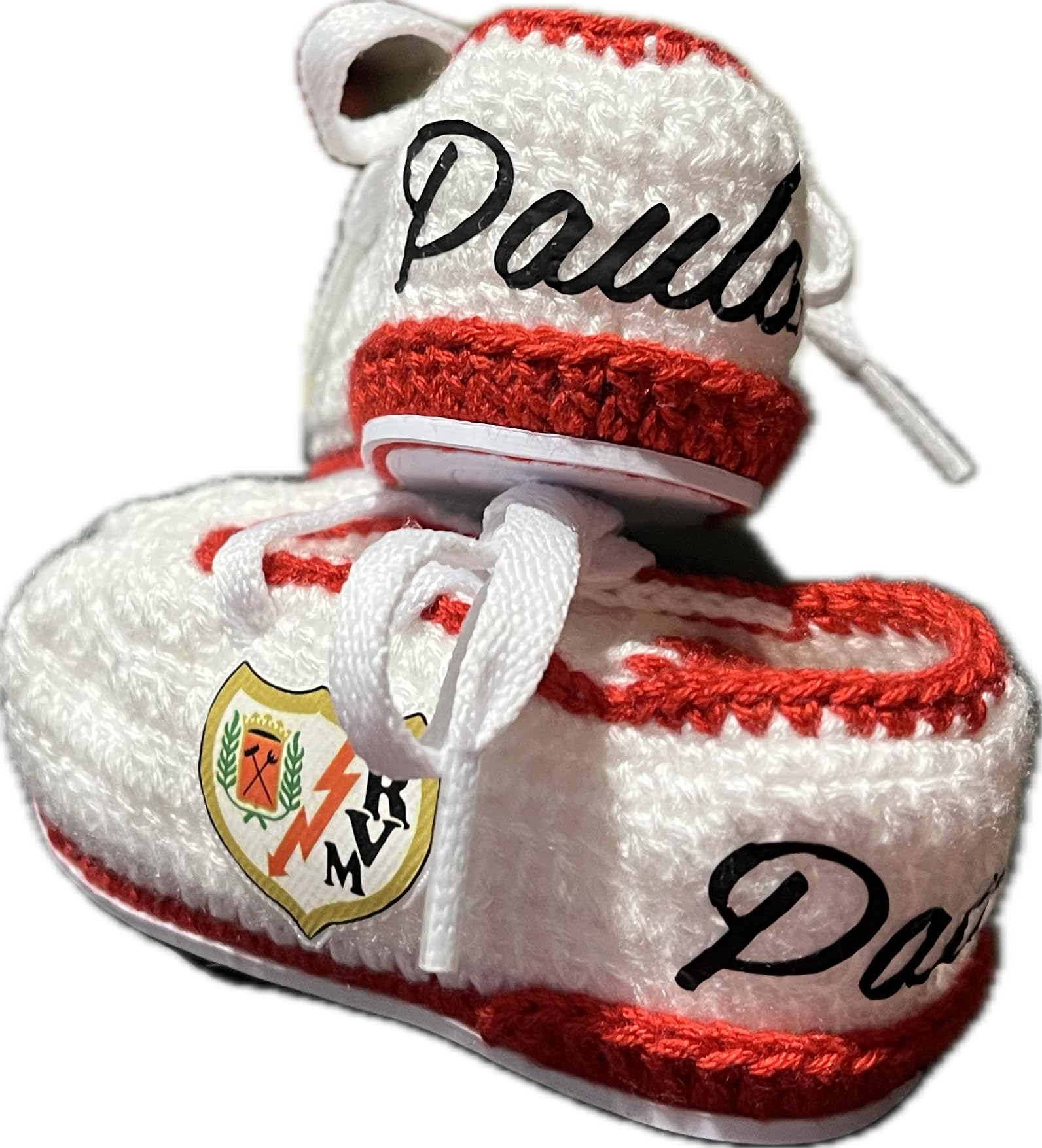 Patucos Futbol del Rayo Vallecano para bebe recien nacido de ganchillo o crochet. Personalizados con el escudo de tu club, disponibles en tallas 0-12 meses. Te regalamos el nombre del bebe grabado