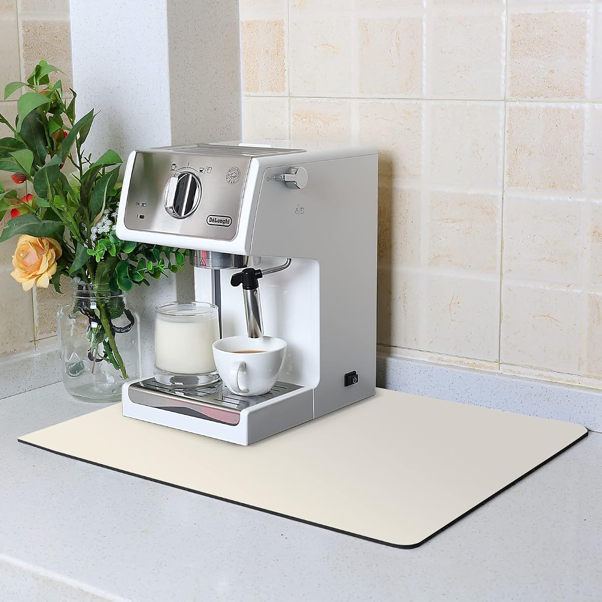 Tapete para barra de café ZLR para Keurig y Nespresso, pequeño de 12 x 16 pulgadas, color crema | Tapete absorbente para secar platos, parte superior de cuero PU que oculta las manchas, parte posterior de goma antideslizante, resistente al calor, se adapta a espumador y vertedor