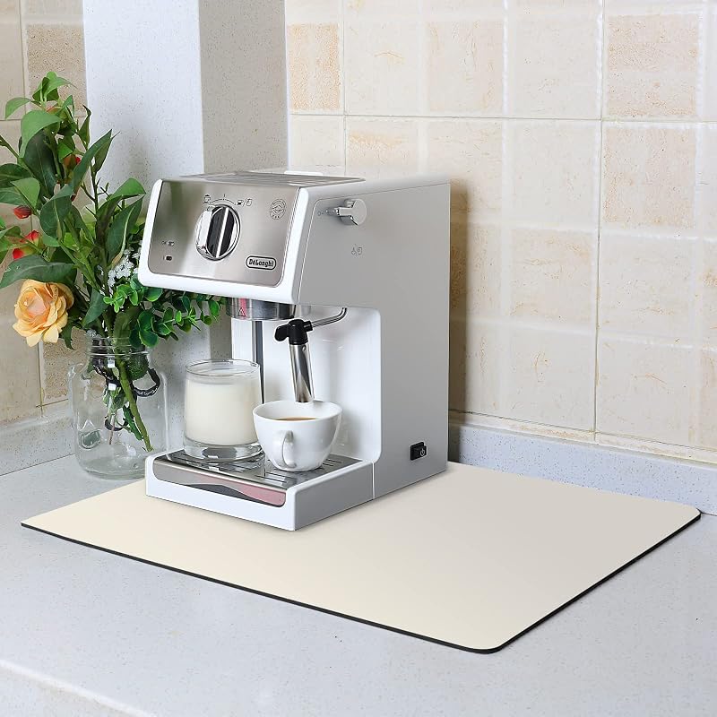 Tapete para barra de café ZLR para Keurig y Nespresso, pequeño de 12 x 16 pulgadas, color crema | Tapete absorbente para secar platos, parte superior de cuero PU que oculta las manchas, parte posterior de goma antideslizante, resistente al calor, se adapta a espumador y vertedor