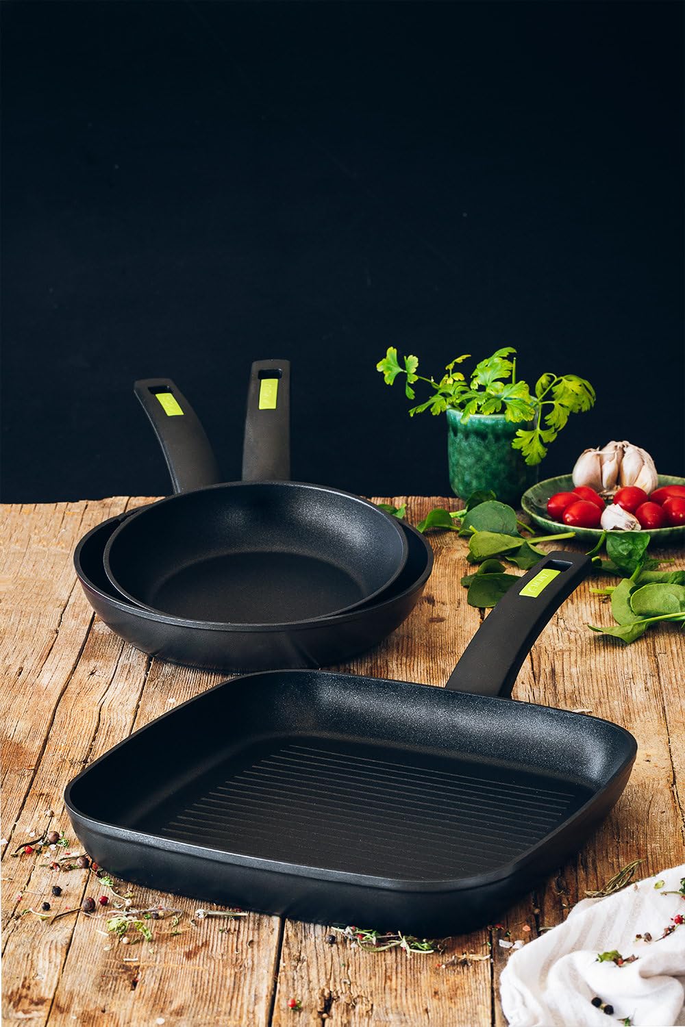 Monix Green | Grill 28 cm con rayas, aluminio forjado, mango de baquelita termoresistente, apta para todo tipo de cocinas incluida inducción