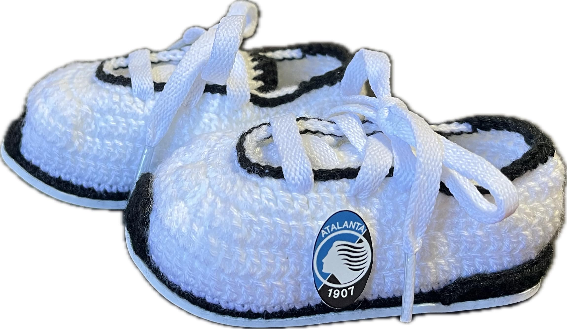 Scarpini da calcio del Atalanta realizzati all'uncinetto per neonati. Personalizzato con lo stemma della tua squadra, disponibile nelle taglie da 0 a 12 mesi. Ti regaliamo il nome del bambino inciso