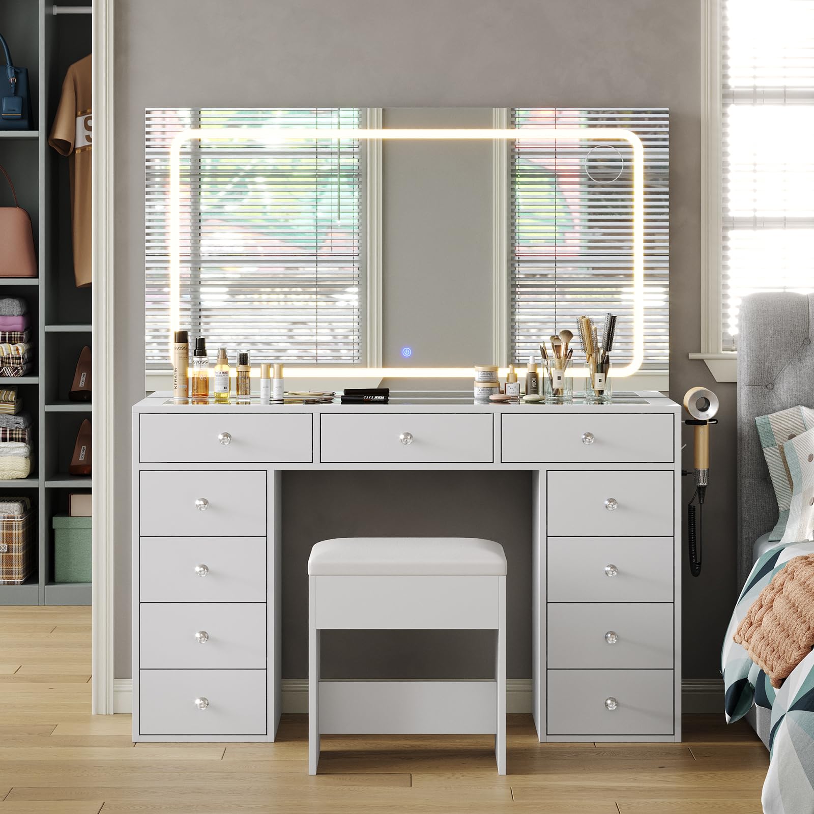 Yanosaku Postazione Trucco con Specchio LED e Sgabello, 11 Cassetti, Toeletta Trucco con Piano in Vetro e Prese di Corrente, Vanity Moderna Bianca per Camera da Letto