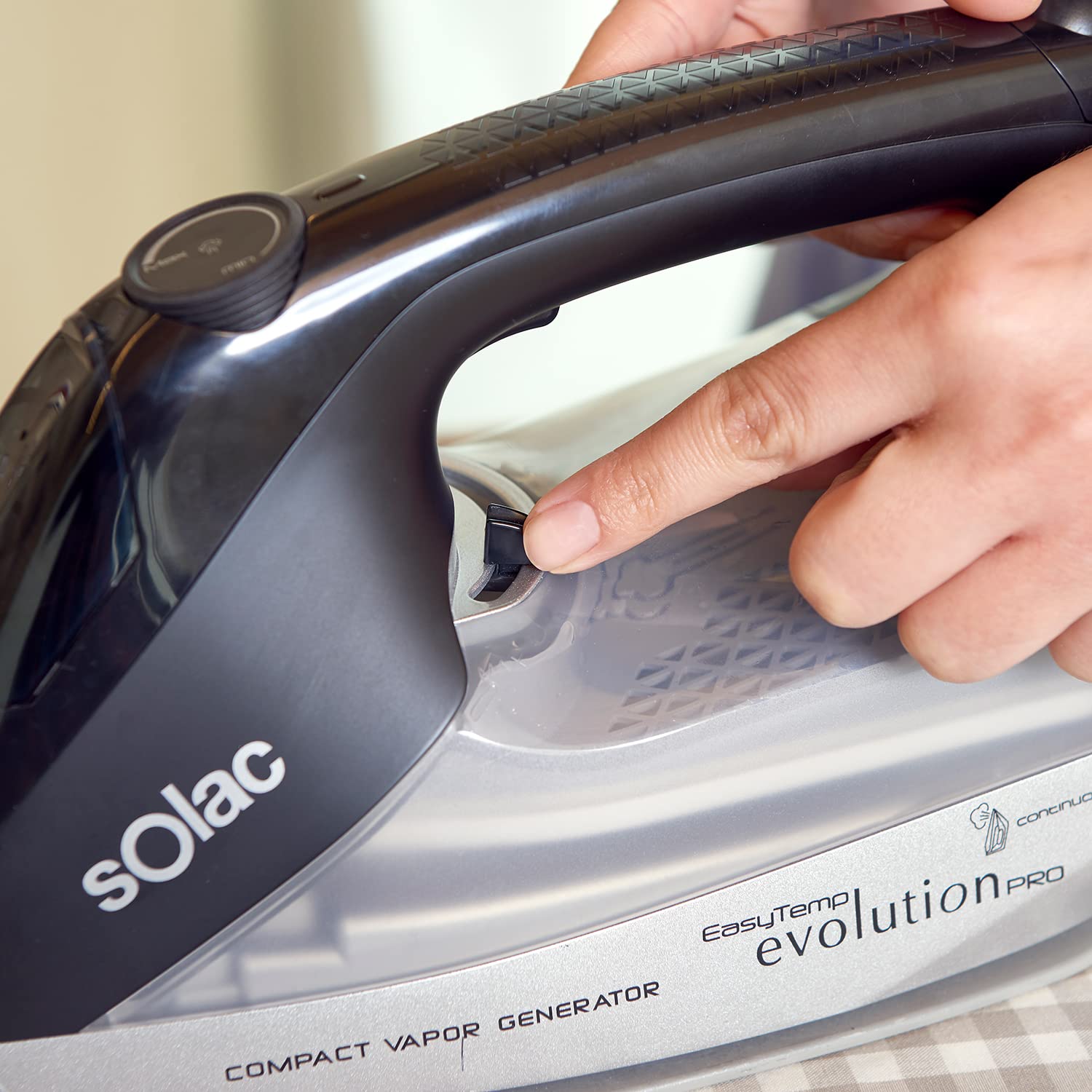 Solac - Plancha de vapor Easy Temp EVO Pro 2400W | Multifunción (ECO+TURBO+AUTO) | Centro Planchado Compacto | Autocontrol System Antical Antigoteo | 45g/min Vapor Continuo | Suela Cerámica