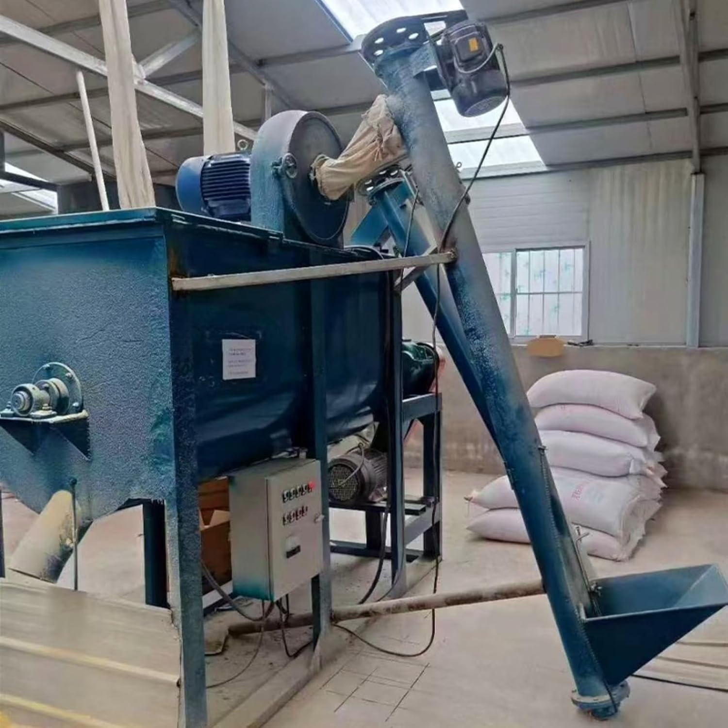 Poultry Powder Feed Grinding Machine Stainless Steel Portable Feed Mixing Equipment for Chicken Farm, Batch Processing Dry Powder Premix for Small Medium Poultry Breeding Farms