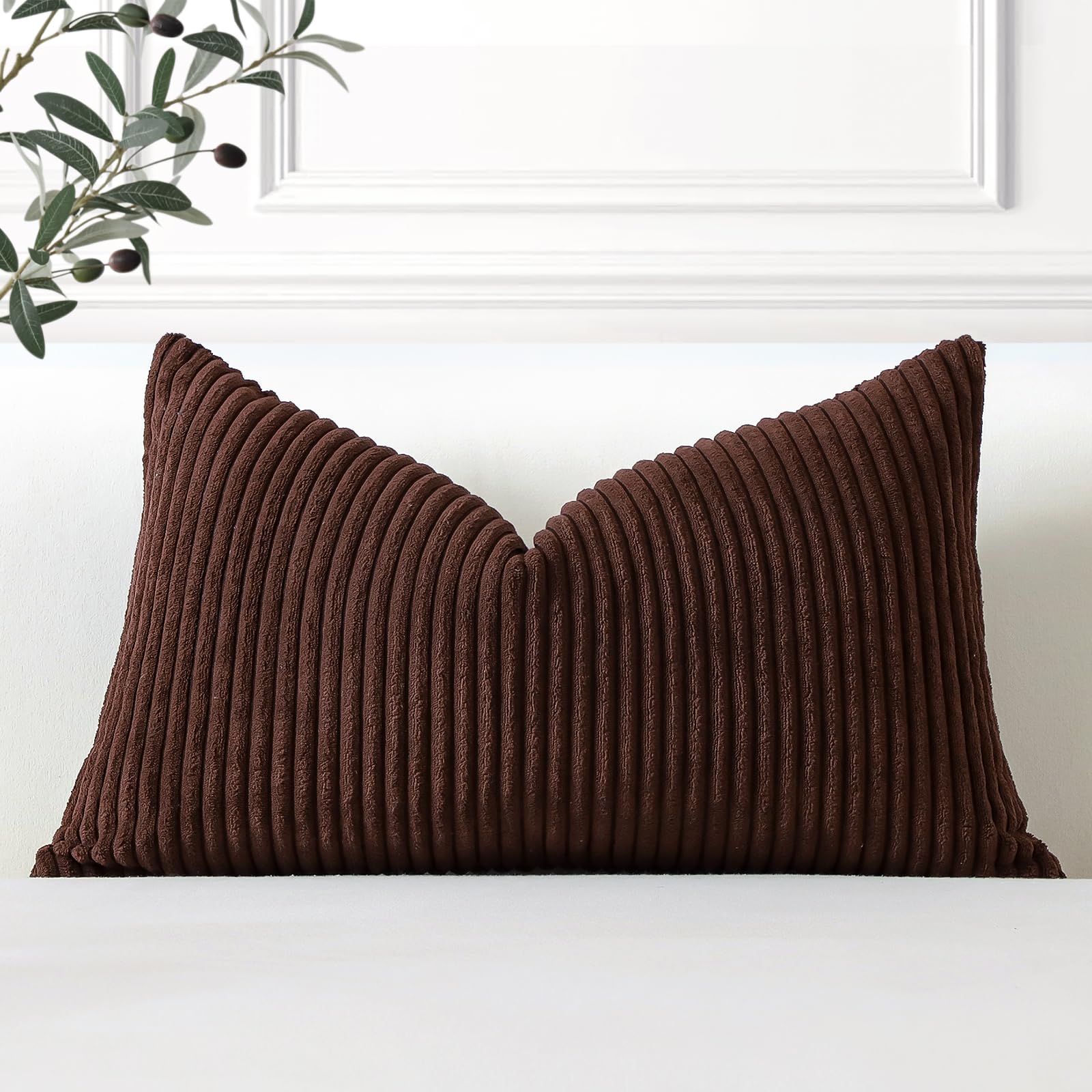 Housses de coussin velours marron pour un salon chaleureux et des trajets en voiture cosy