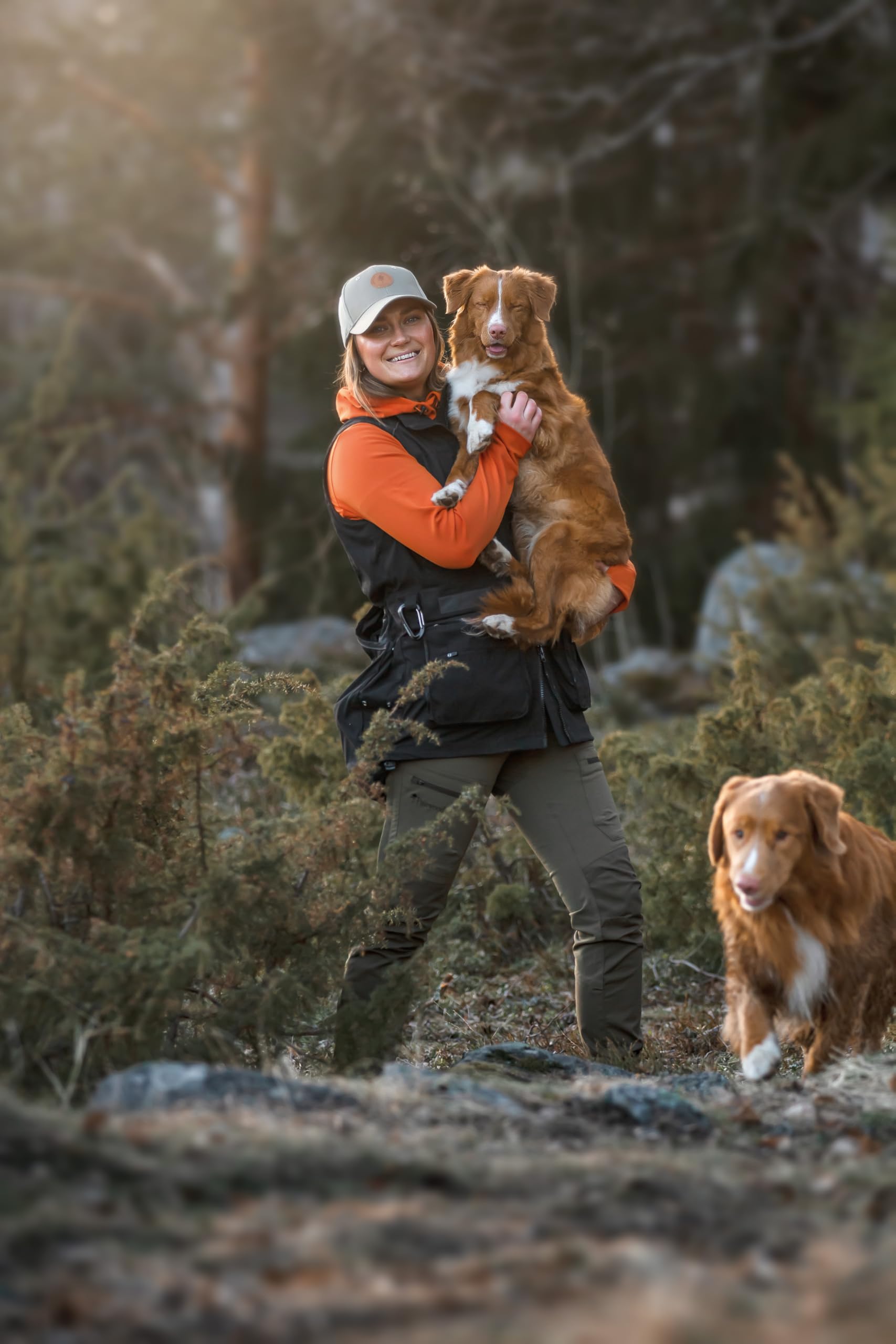 Pinewood Damen Hundesport Trainer Weste - Hundesport Weste Damen - praktische Weste mit vielen Taschen und Platz für Hundetraining Zubehör - winddicht und wasserabweisend