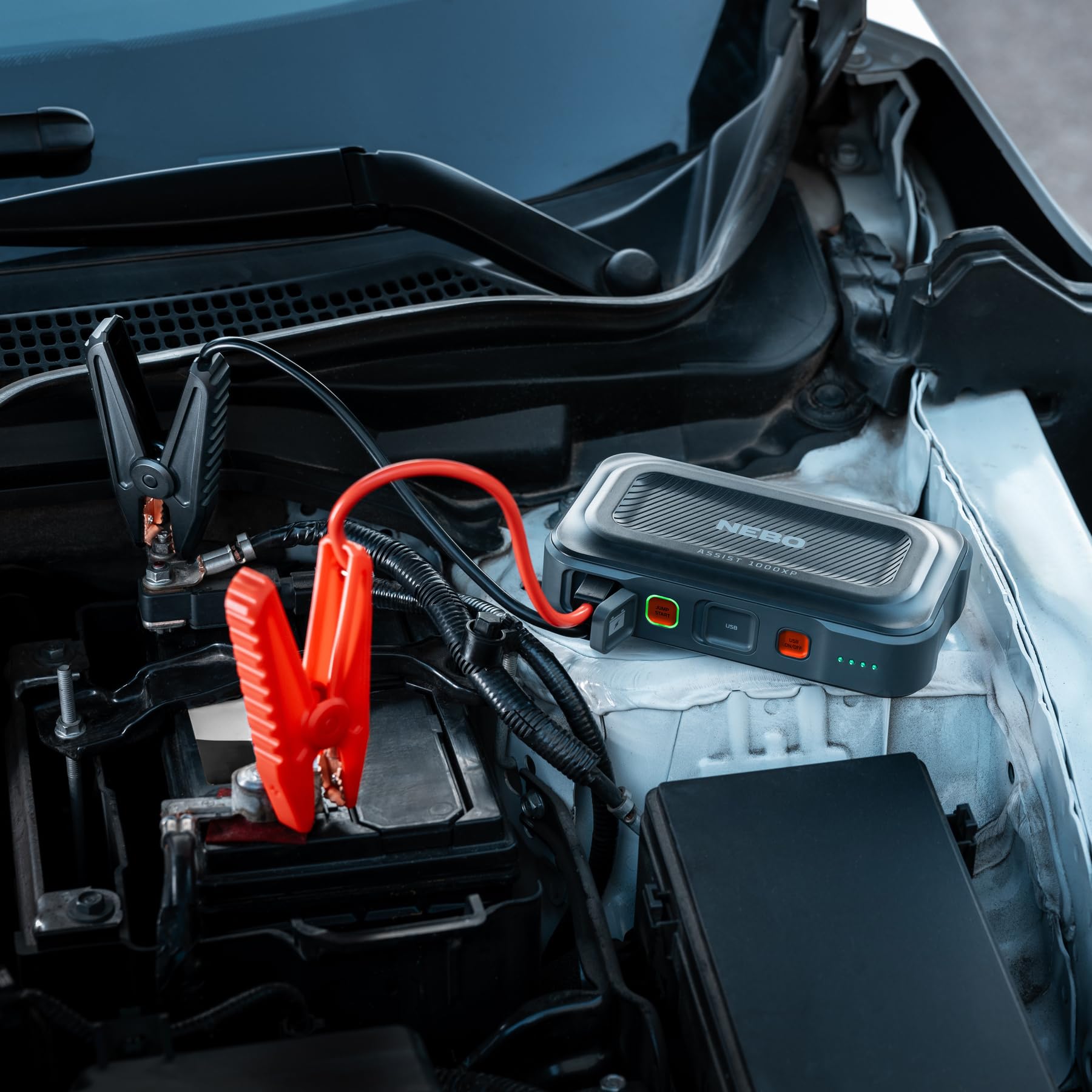 NEBO ASSIST 1000XP Arrancador 3 en 1 – Amplificador de batería portátil de coche de 1000 amperios, banco de energía USB y reflector de emergencia, recargable por USB‑C, IP65