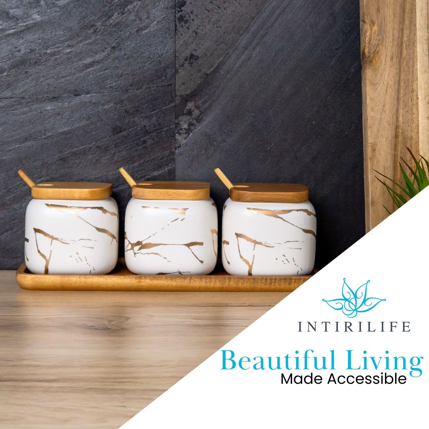INTIRILIFE Zuckerdose 3er Set mit Deckel und Löffel- Gewürzbehälter 3 teilig aus Keramik in Marmor Optik weiß mit Holztablett- Salz, Pfeffer, Gewürz Töpfe Schüssel Gläser, Vorratsdosen Küche