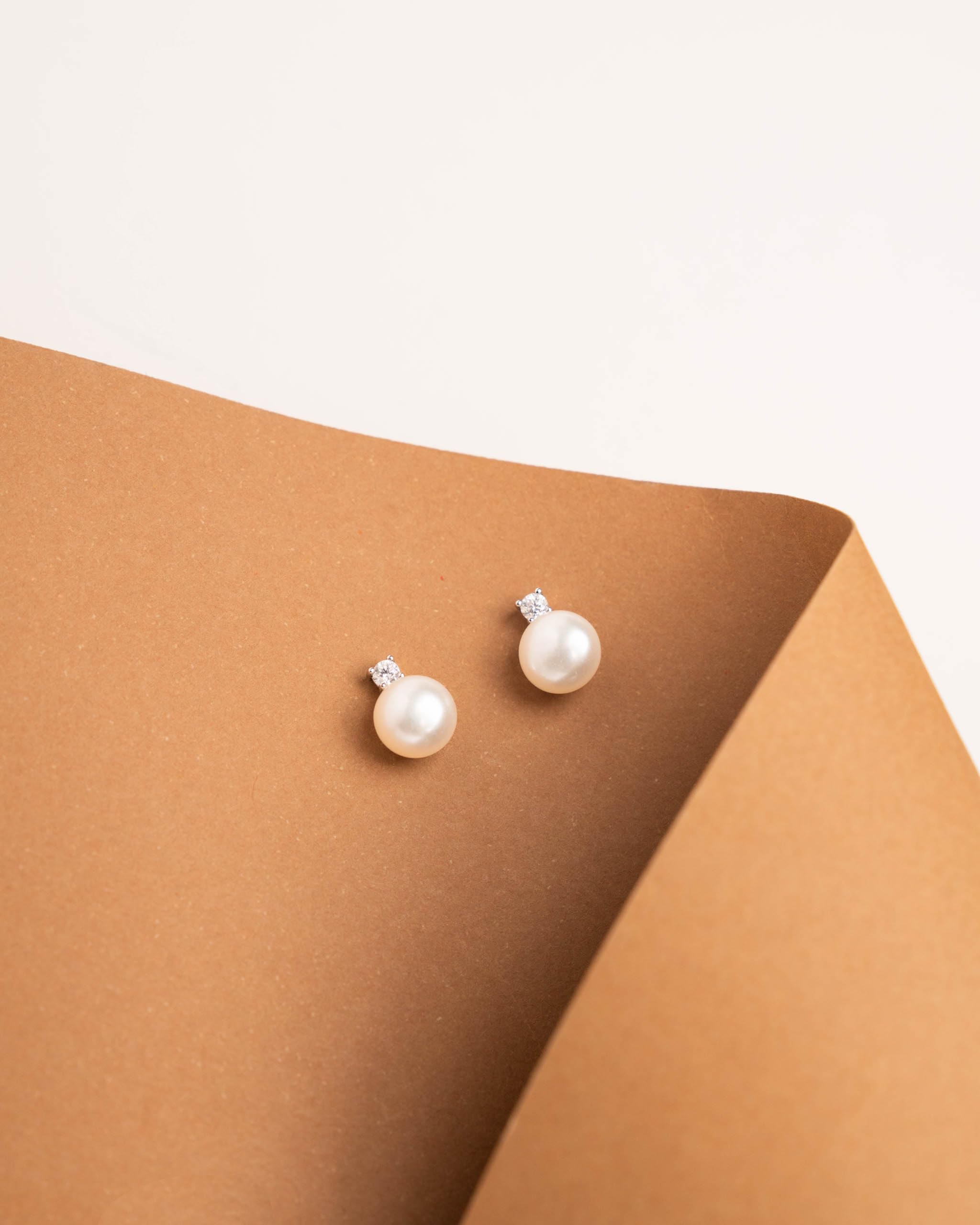 Pendientes de mujer de perlas cultivadas de agua dulce con circonita SECRET & YOU. Diseño Tú y Yo - Pendientes de Plata de Ley Rodiada de 925 milésimas con tuerca grande.