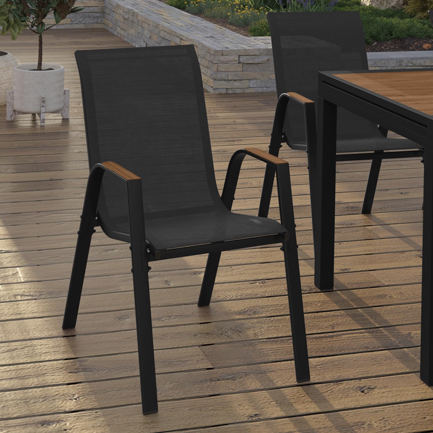 IDMarket NOUMEA - Juego de 4 sillas de jardín (metal y textileno, apilables, color negro y madera)