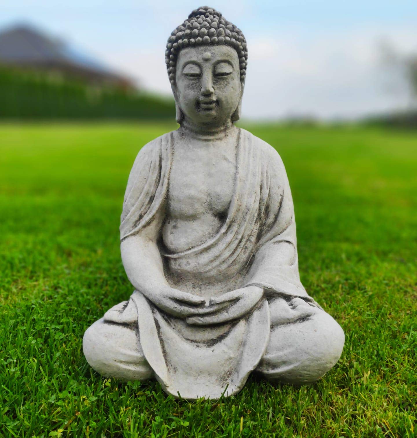 Statue de Bouddha méditant zen avec les mains sur les genoux moyen