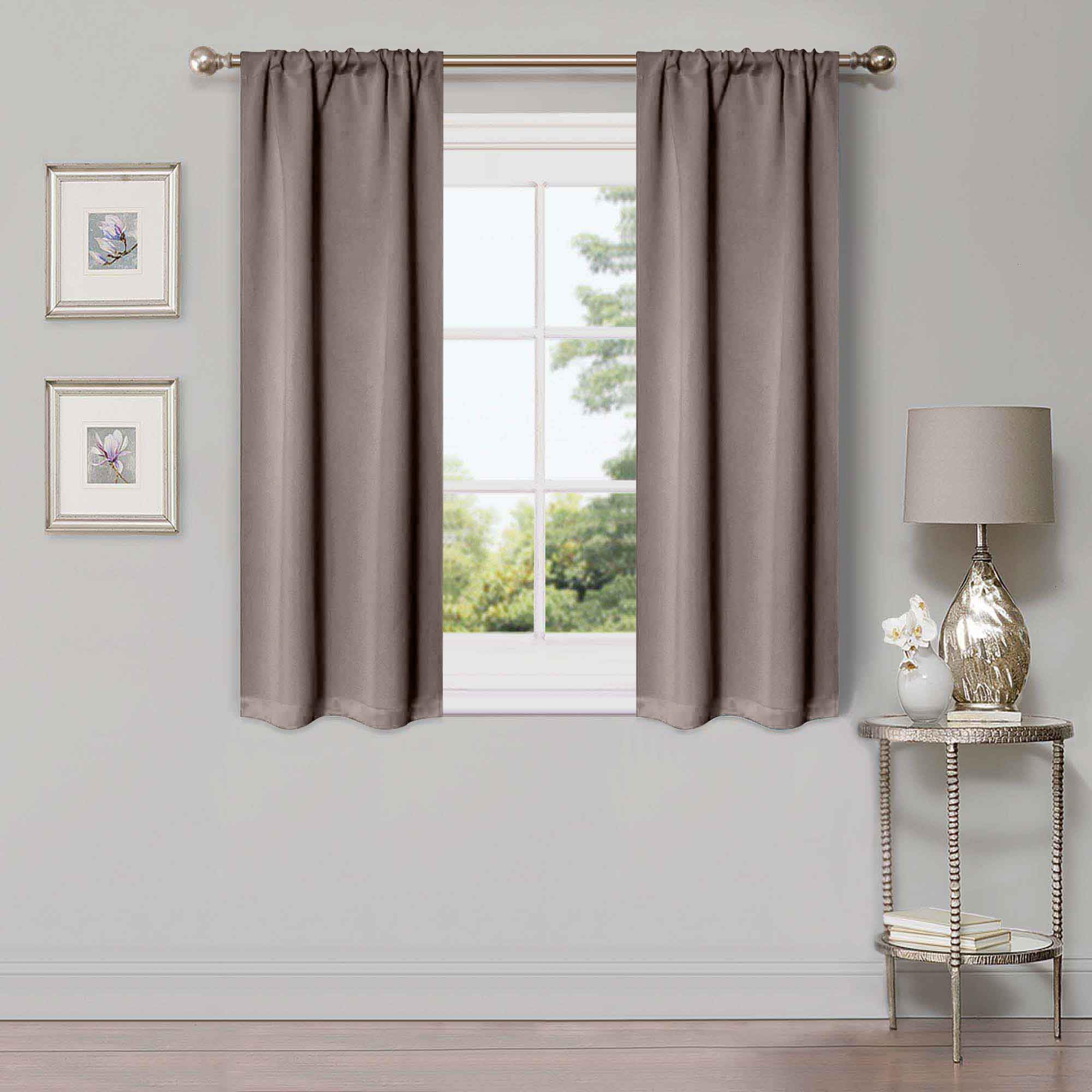 Rideaux occultants thermiques taupe pour une chambre dans le noir complet