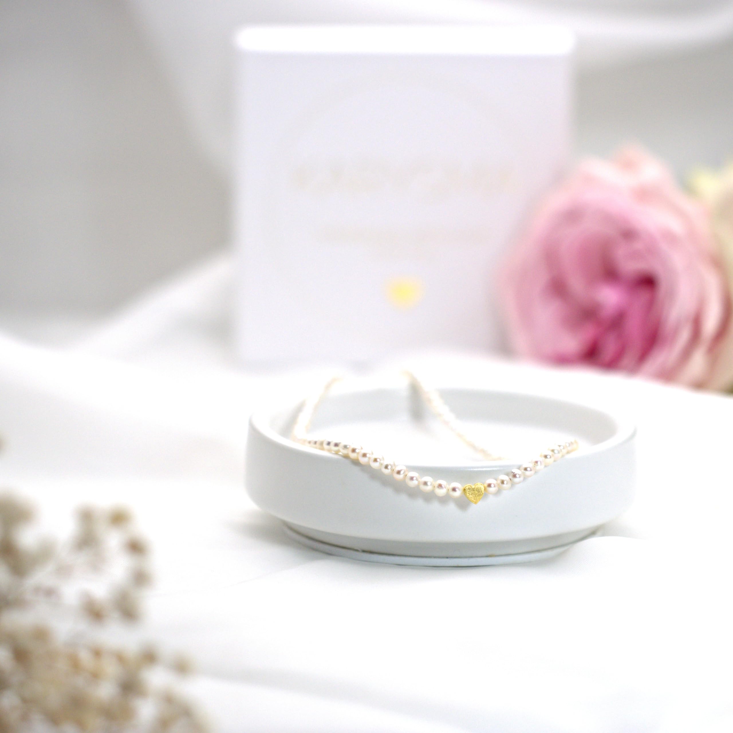KARYSMA Zarte Perlenkette aus echten Süßwasser-Perlen mit kleinem Herz, Silber oder gold, schönes Geschenk für Frauen und Mädchen