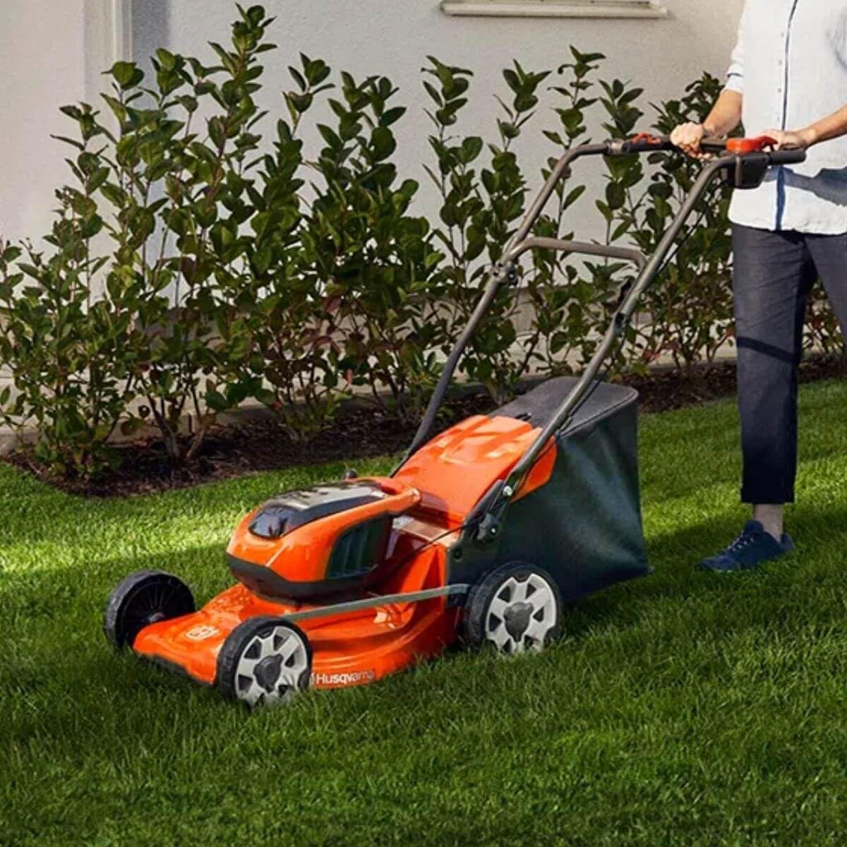 Husqvarna LC 137i Kosiarka Akumulatorowa | Kompaktowa i lekka, idealna do małych ogrodów, składana
