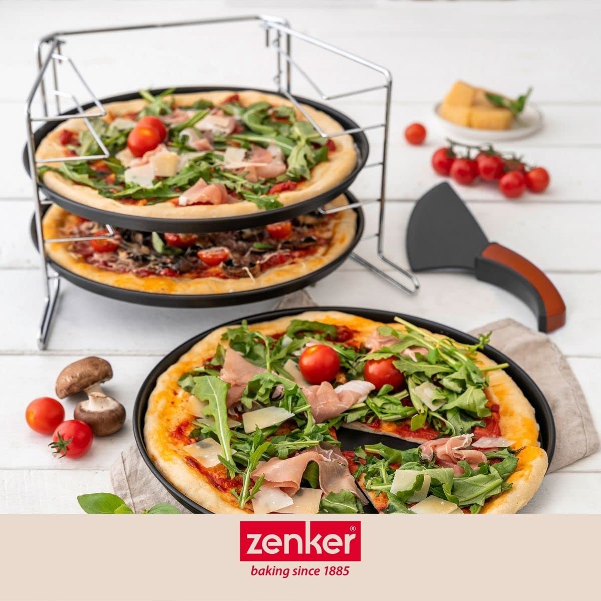 Zenker 7515 Set de cuisson pizza, 3 plaques à pizza et 1 grille four, plaque pizza, plaque de cuisson pour pizza, plat pizza four, moule pizza, Acier, Noir, 29 x 1,5 cm