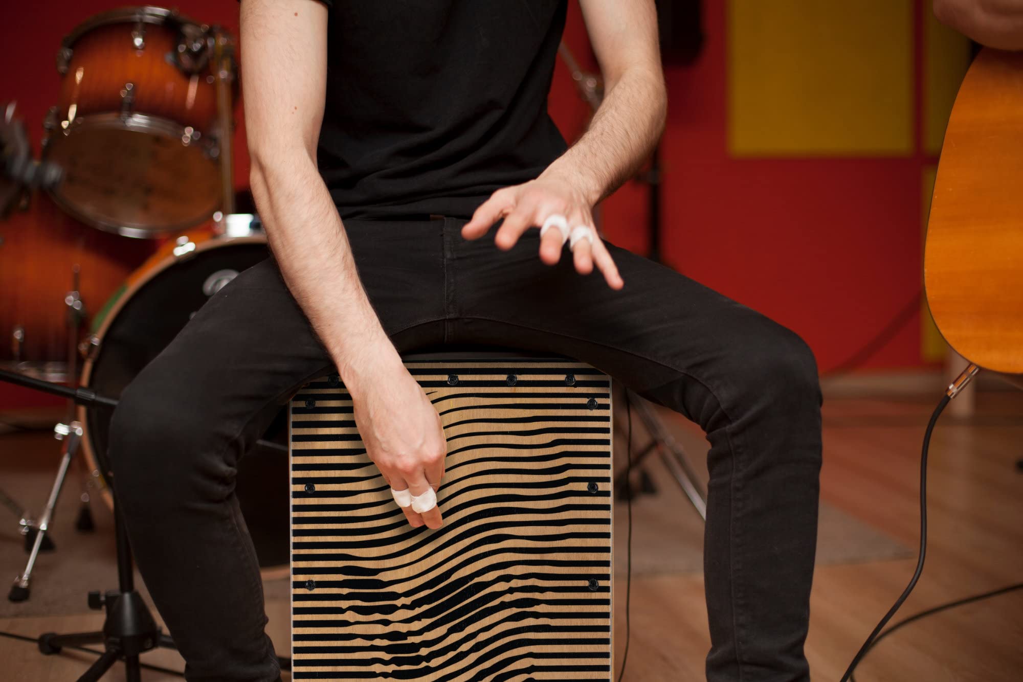 XDrum Design Series Cajon "Skull" Set inkl. Tasche + Schule, 5 cm | Designer-Cajon mit "Skull"-Kunstdruck, Integrierter Bass Port, Korpus: HPL (High Pressure Laminate), Schlagfläche: "Skull"