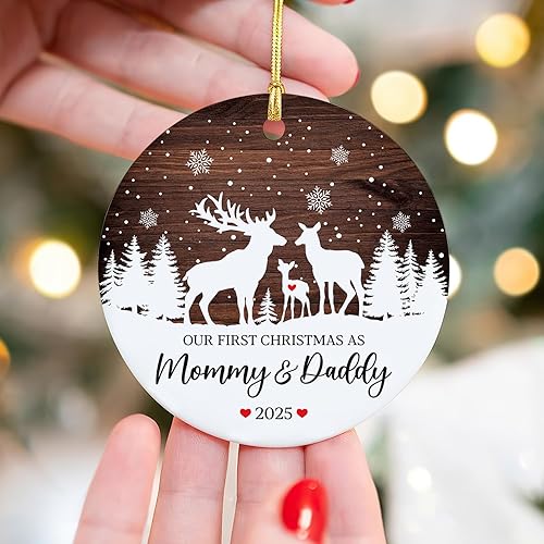 Miniatura 5 de Nuestra primera Navidad como mamá y papá 2025 Adorno de cerámica de reno - Regalos para nueva mamá y papá, adorno para nuevos padres, recuerdo
