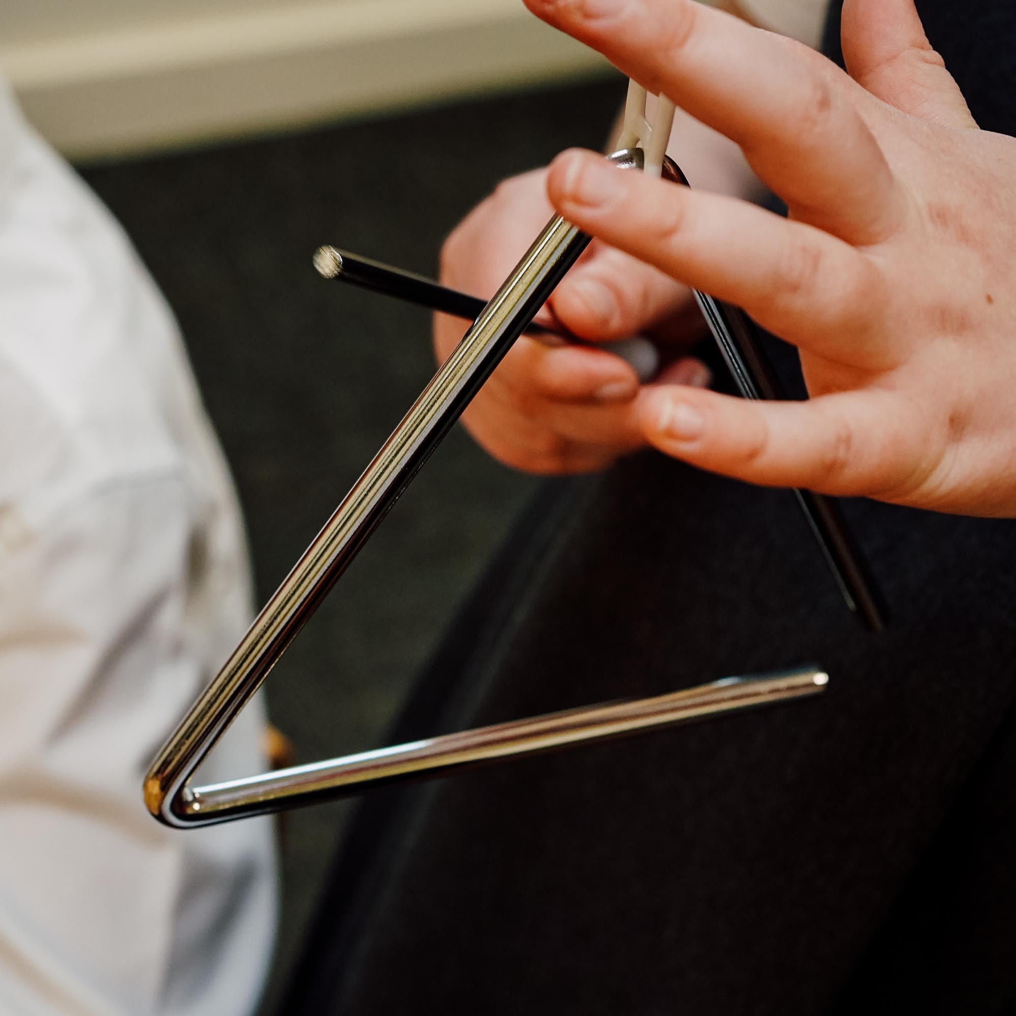 Uova Pasqua Bambini 3 Triangoli Musicali In Metallo Con Bacchetta - Per Bambini E Educazione Musicale Triangolo Con Bacchetta